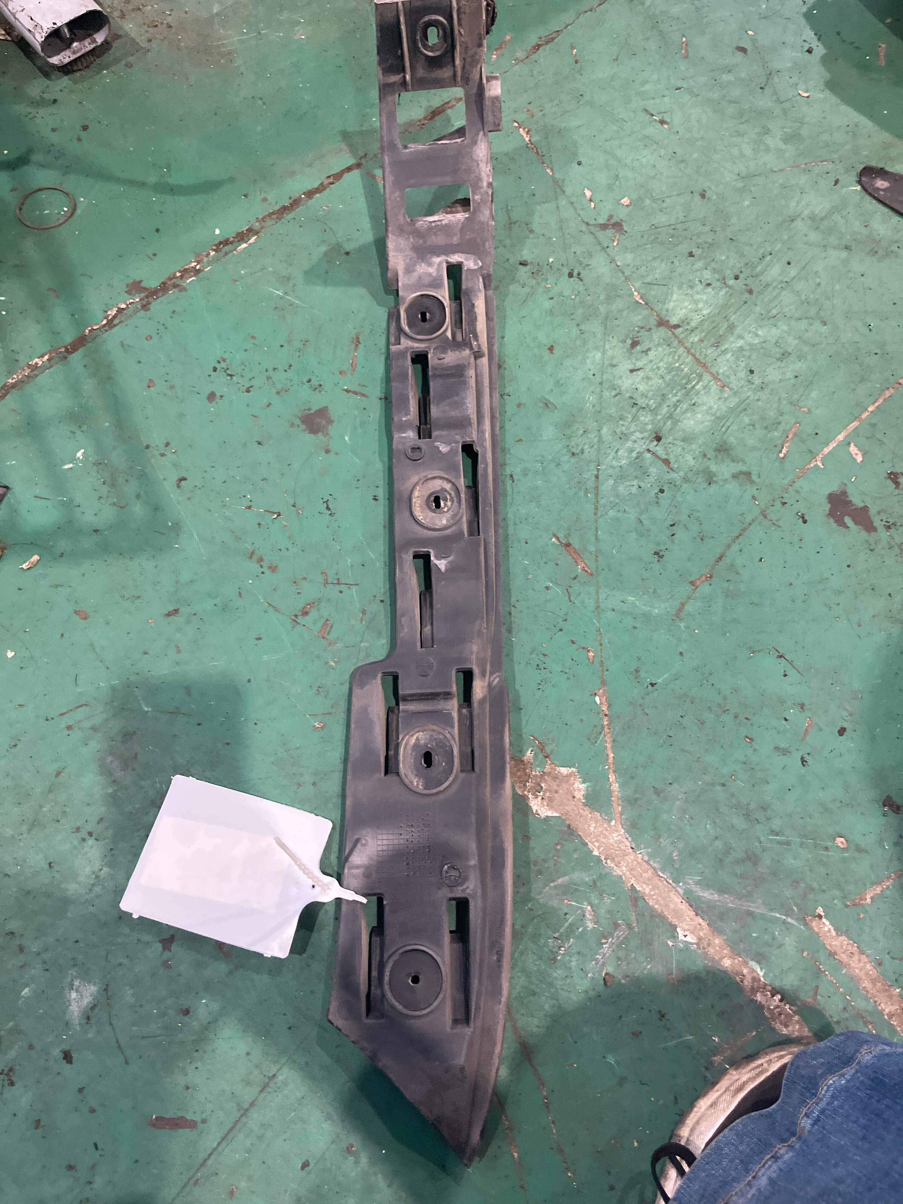 1K9807375 Rear Bumper Bracket, Left