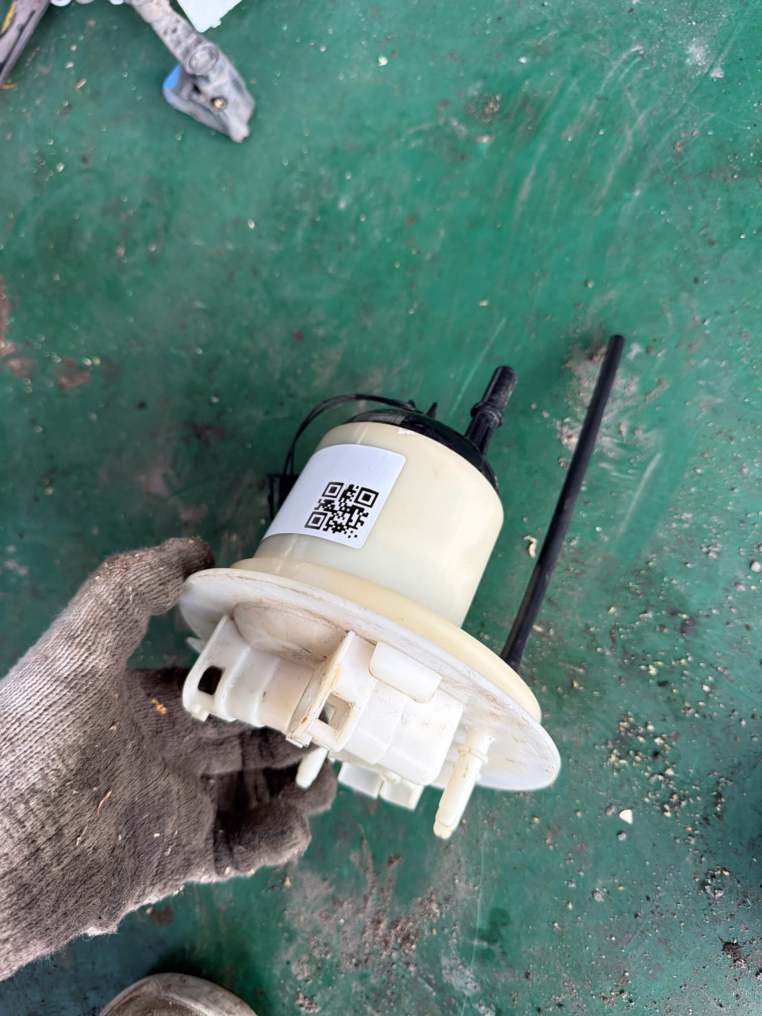 C2Z10550 燃油滤清器