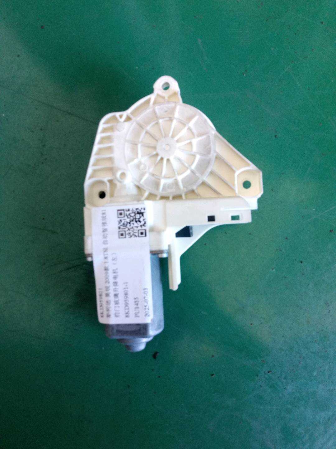 8KD959801 前门玻璃升降电机（左）
