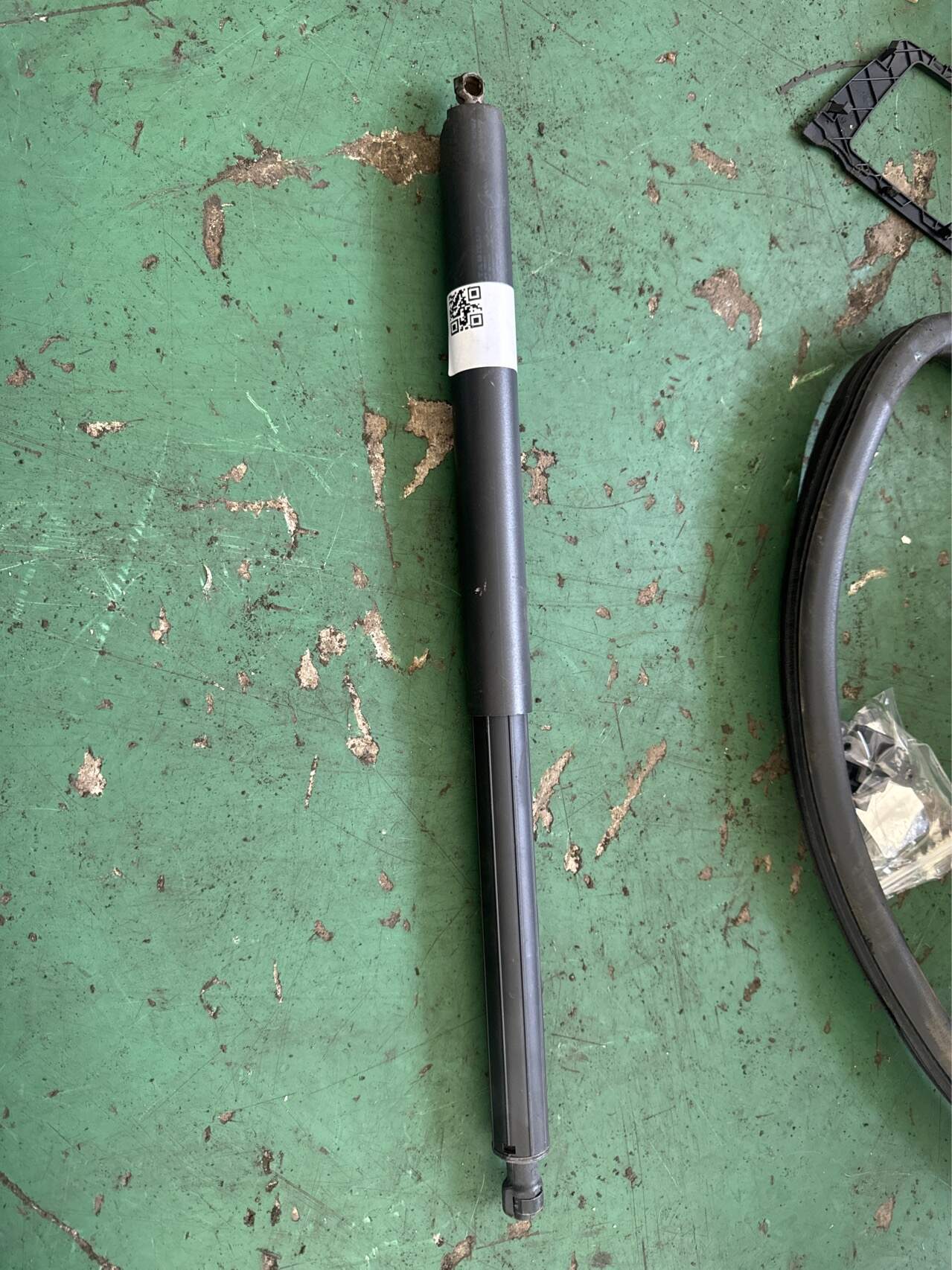 A1647400445 Trunk Lid Strut, Right
