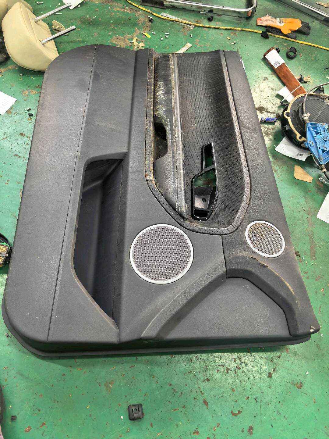 LR028132 Front Door Center Divider, Left