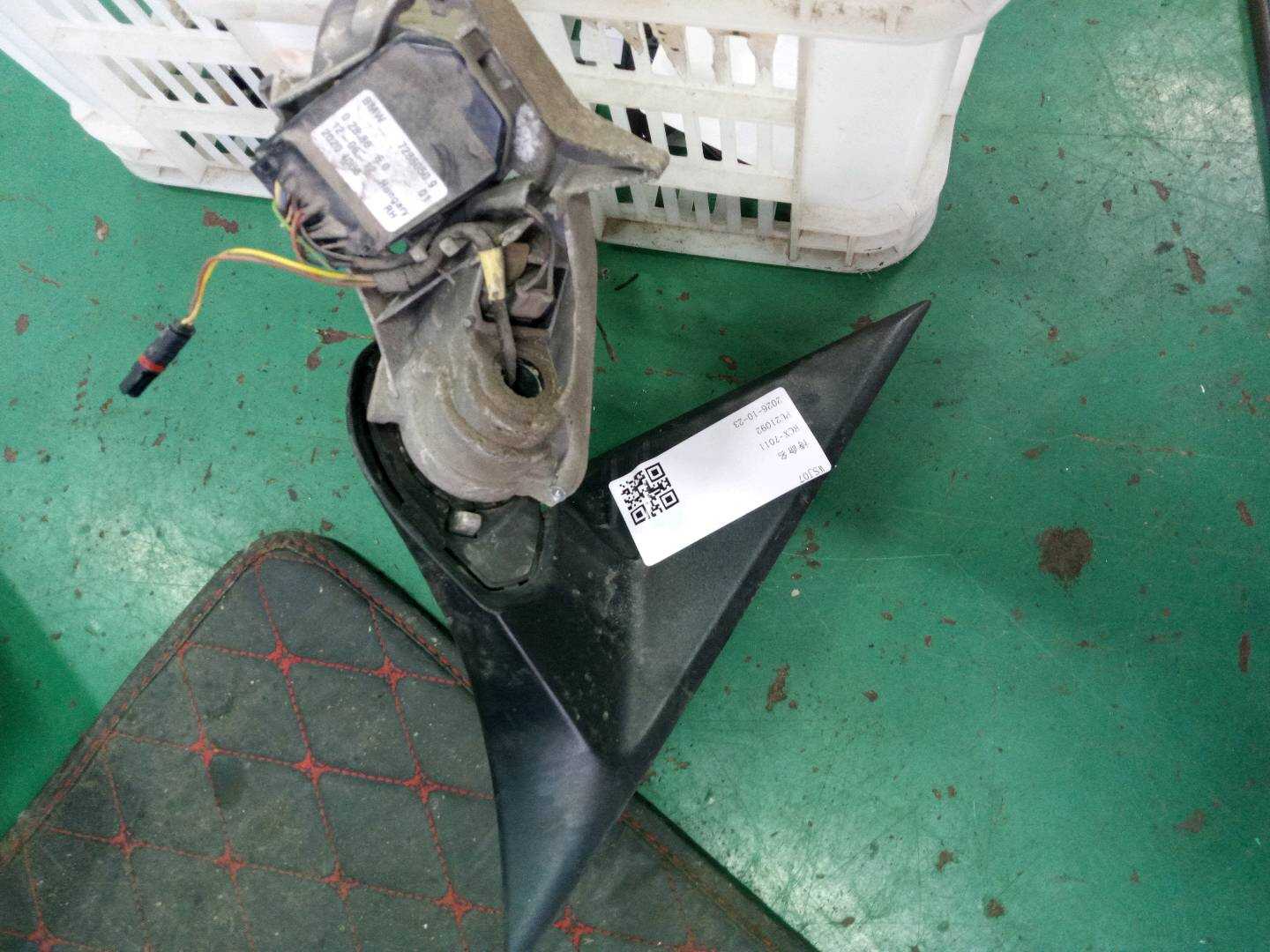 51167245136 倒车镜固定座（右）