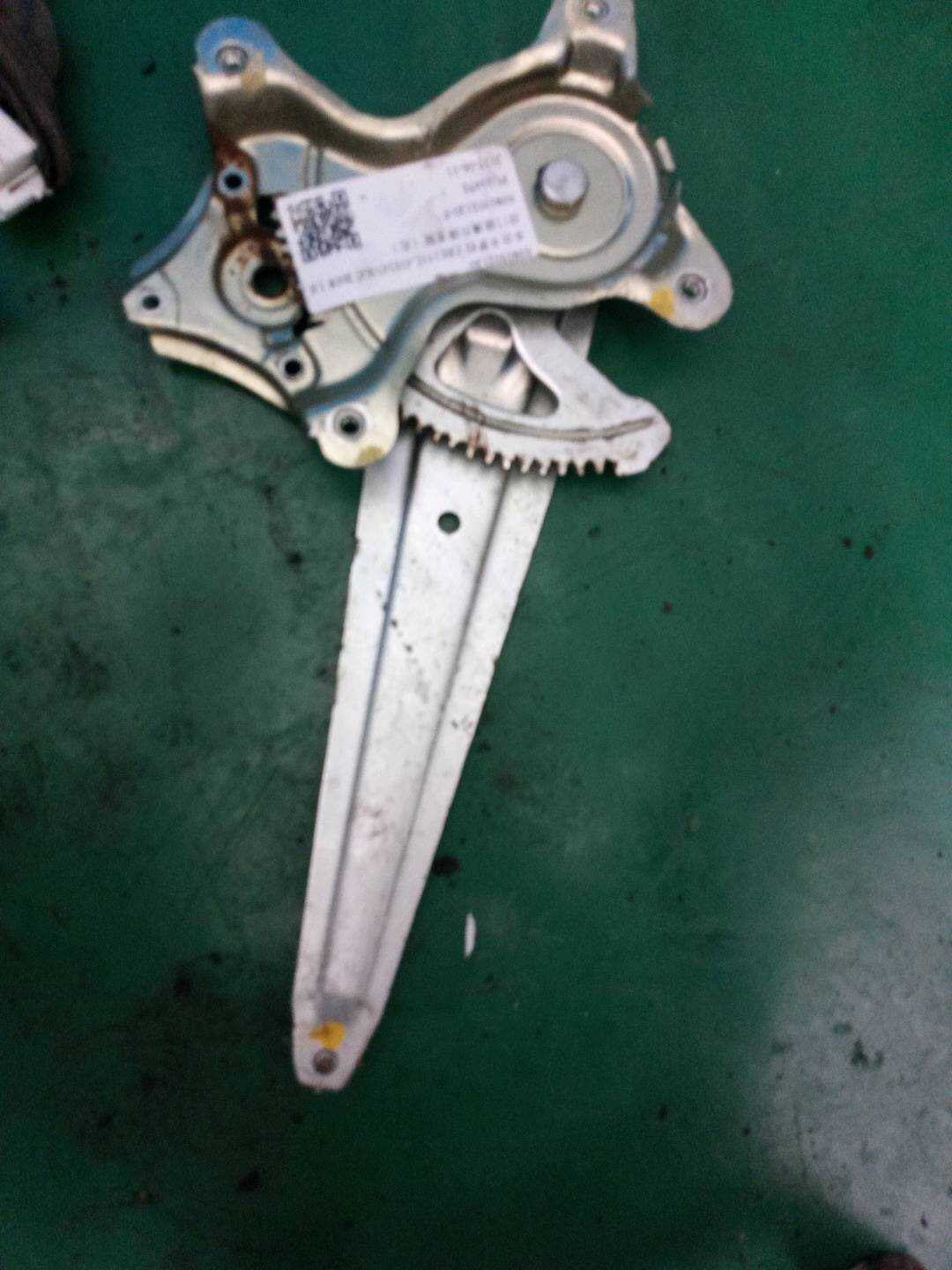 6980302120 后门玻璃升降支架（右）