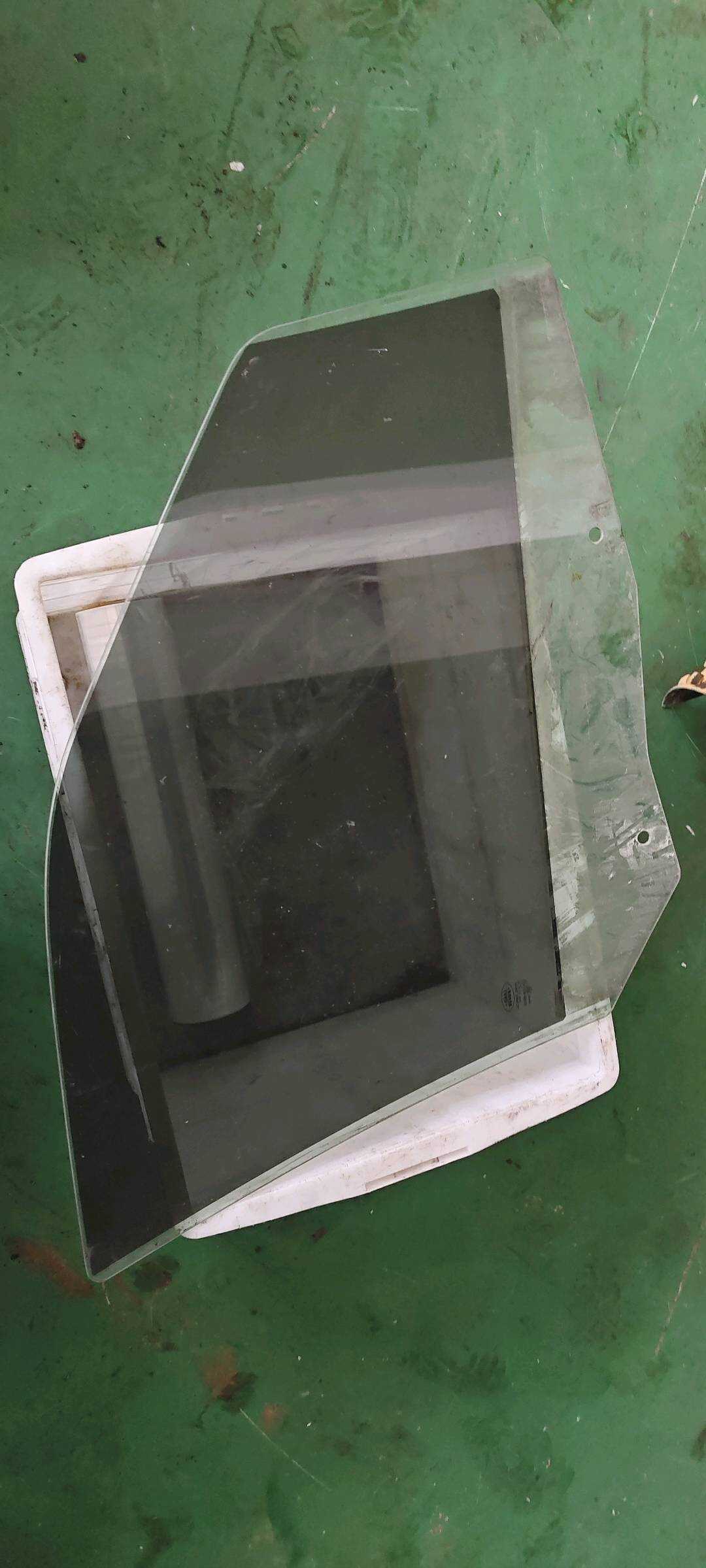 LR012496 Front Door Glass, Left