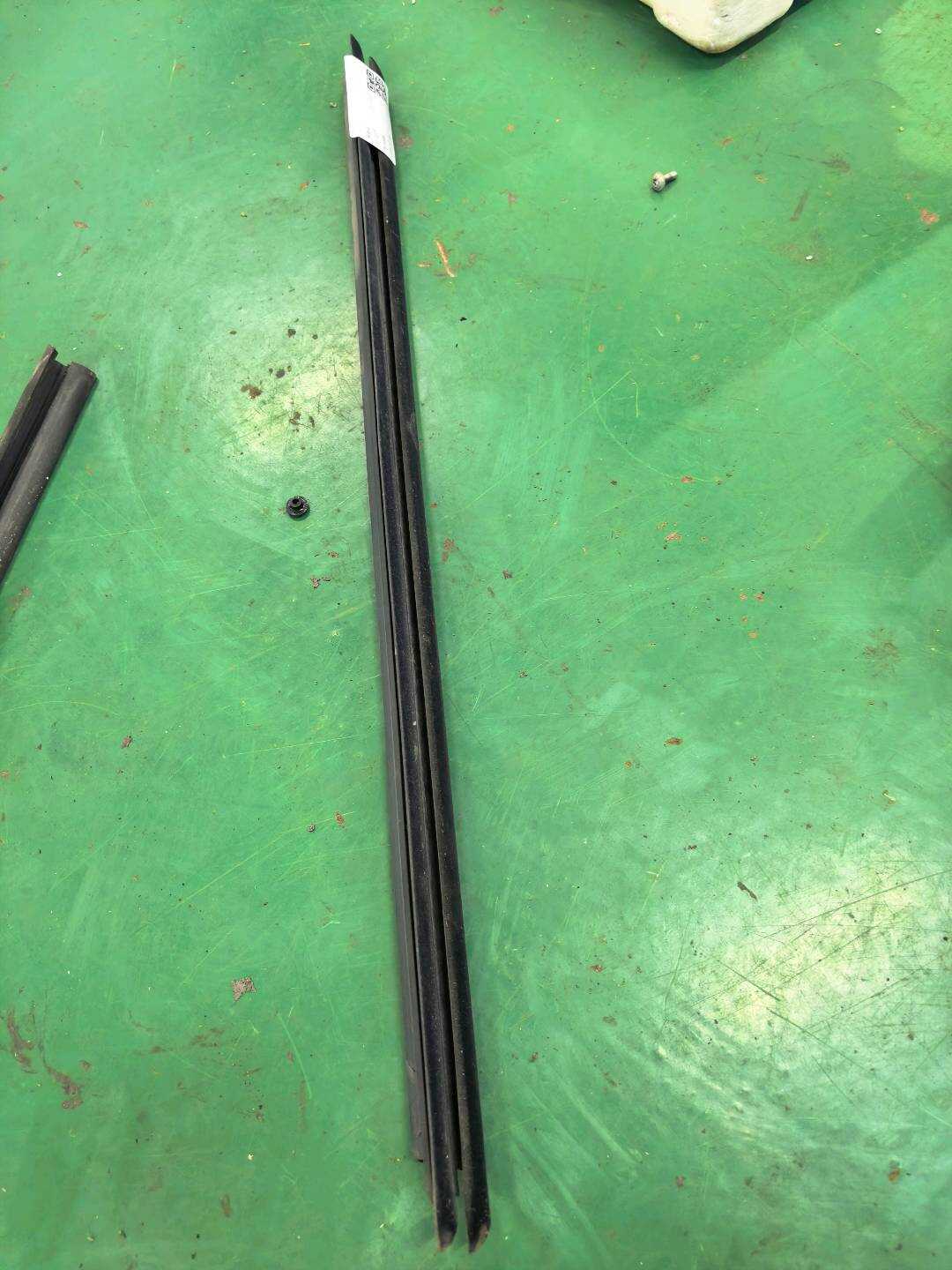51337182277 前门玻璃内压条（左）