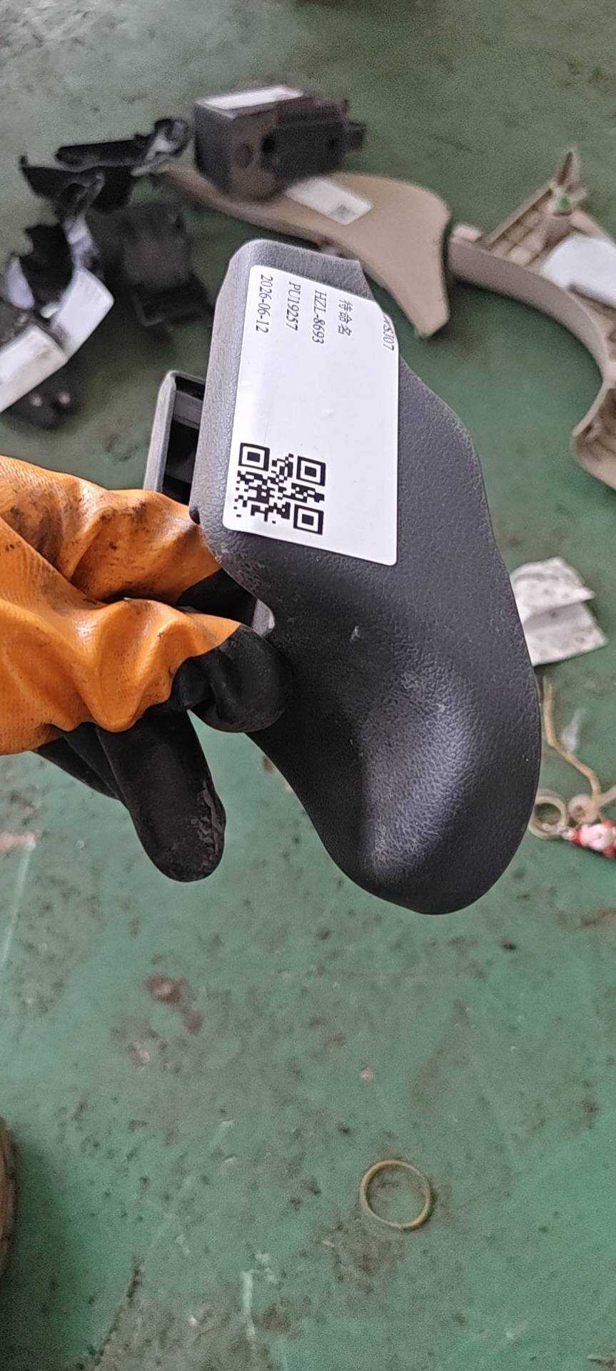 81107TM0003ZA 前座椅滑轨后护盖（右外）
