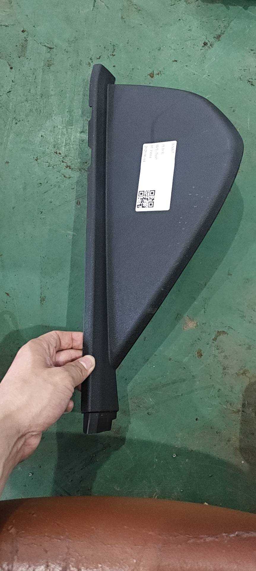 106805086401742 仪表板驾驶侧端盖