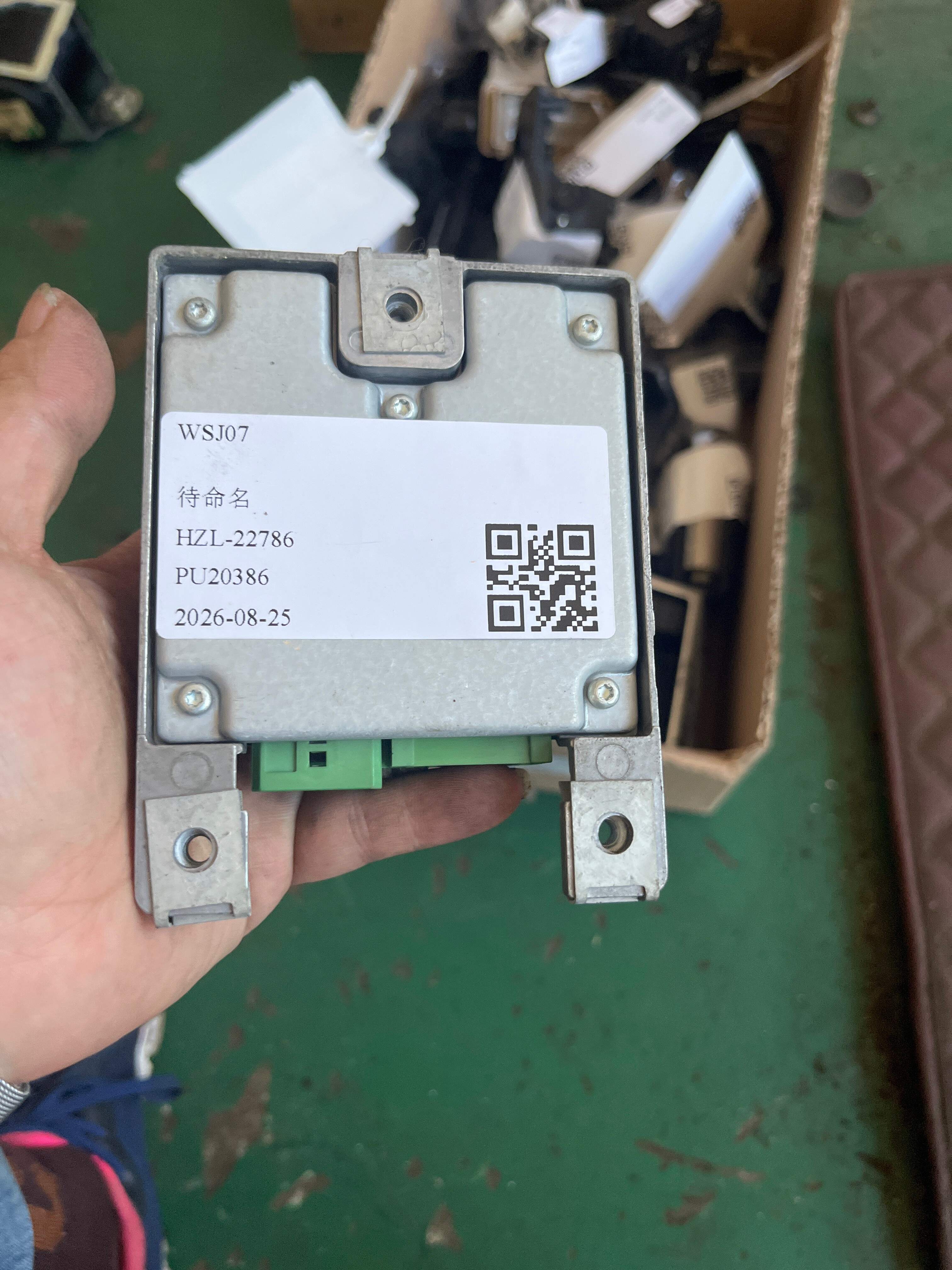 65776942100 B柱气囊传感器(右)
