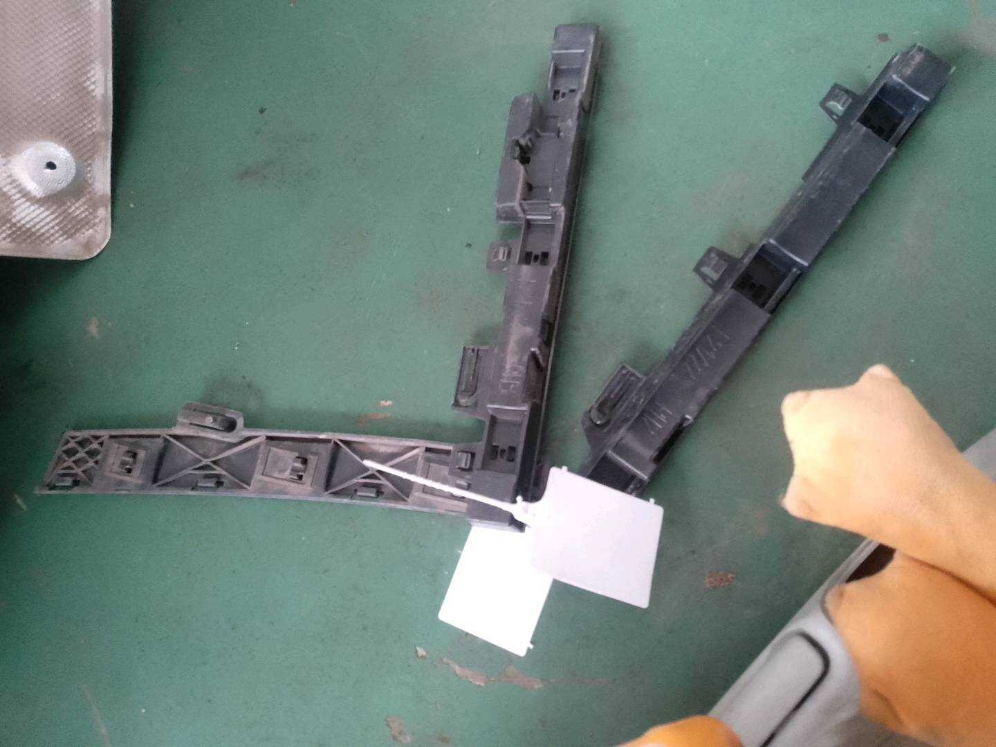 51777349086 底大边定位条组件(右)