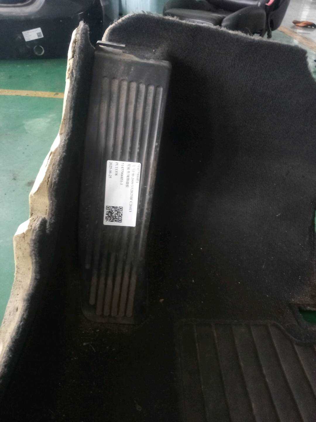 51477906851 驾驶员搁脚踏板