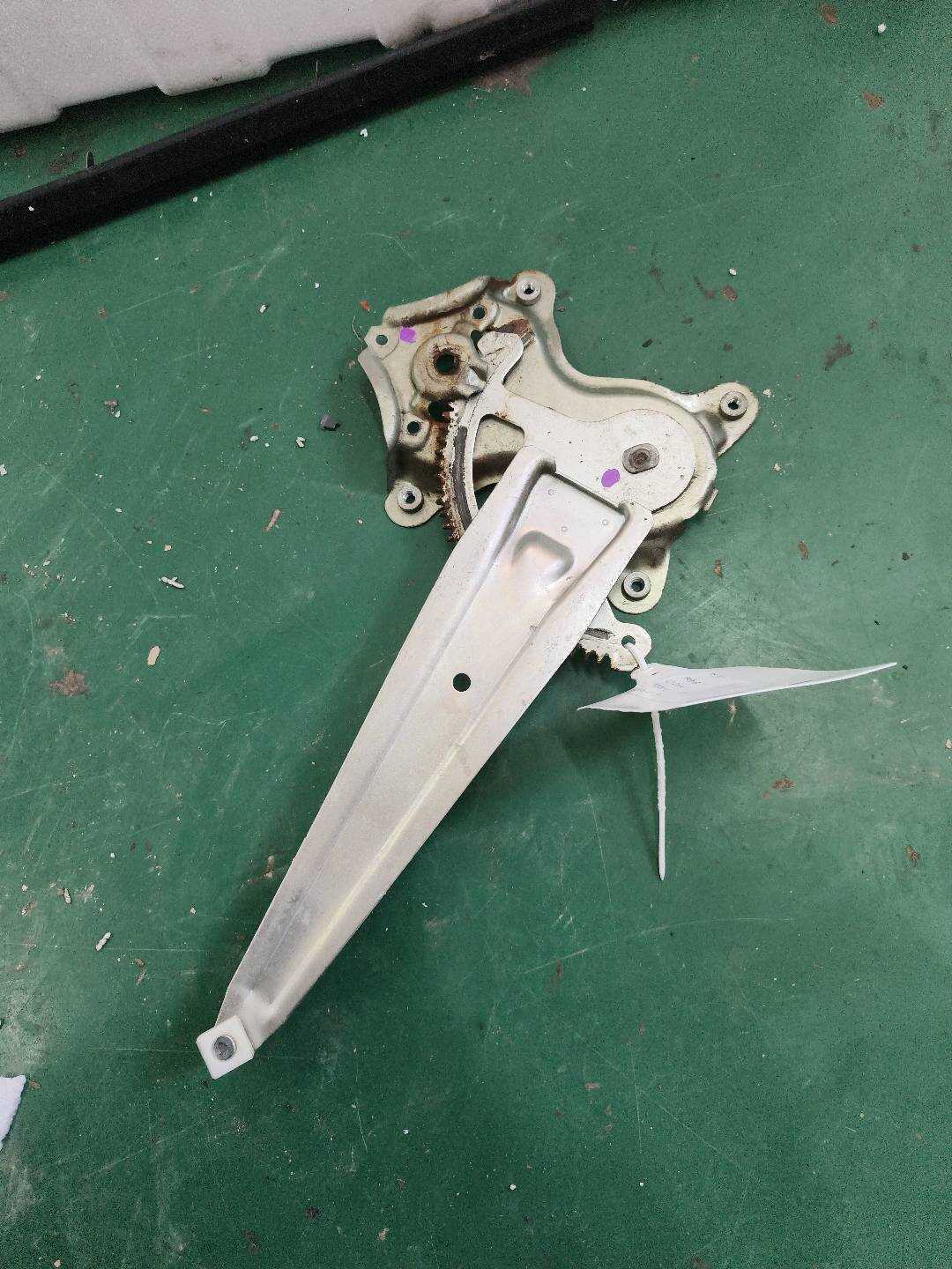 698040R020 后门玻璃升降支架(左)
