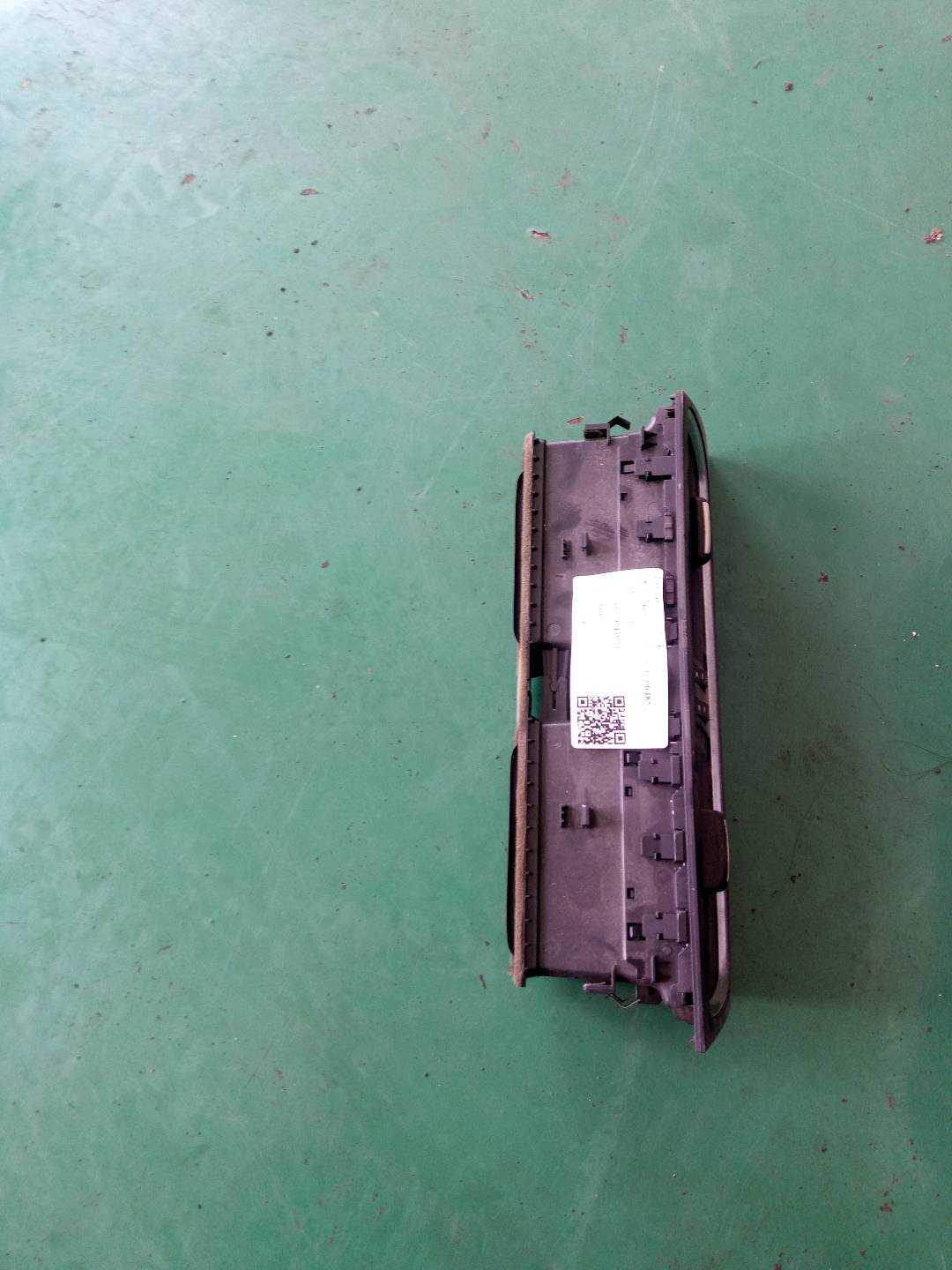 L8KD820951WVF 仪表台中间出风口