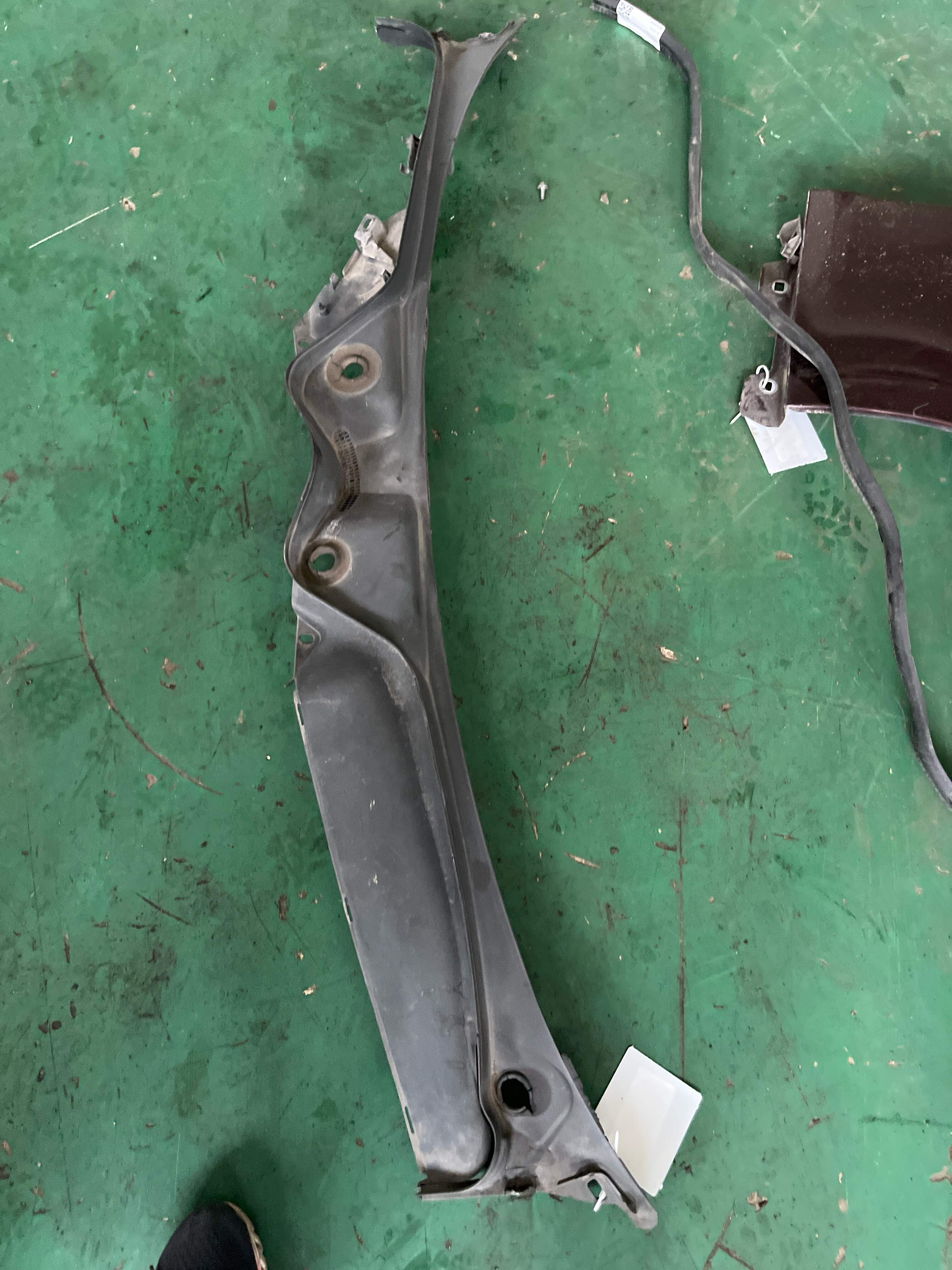 A2198300313 Front Windshield Cowl Grille