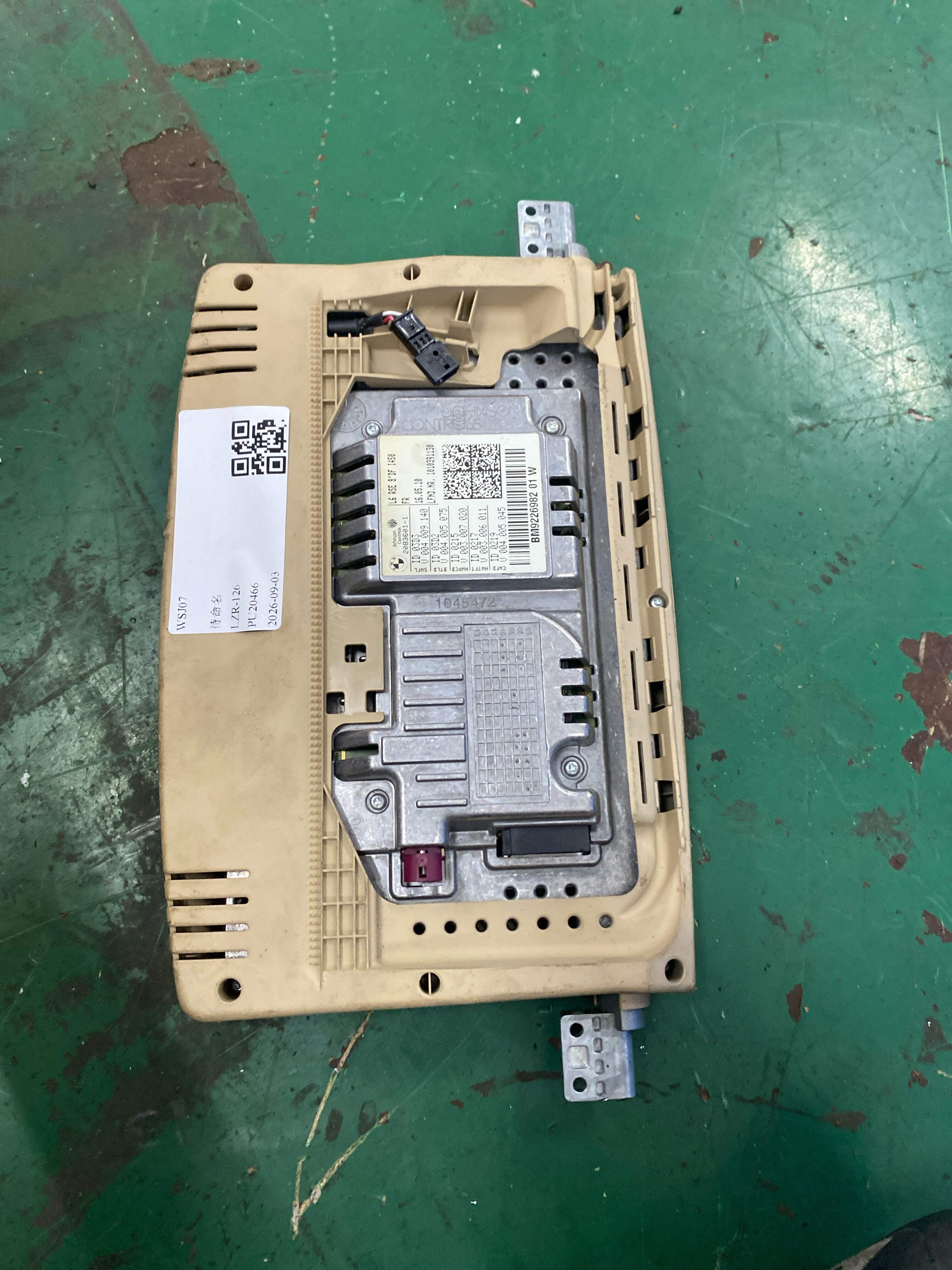 65509268704 前座椅头枕显示器（右）