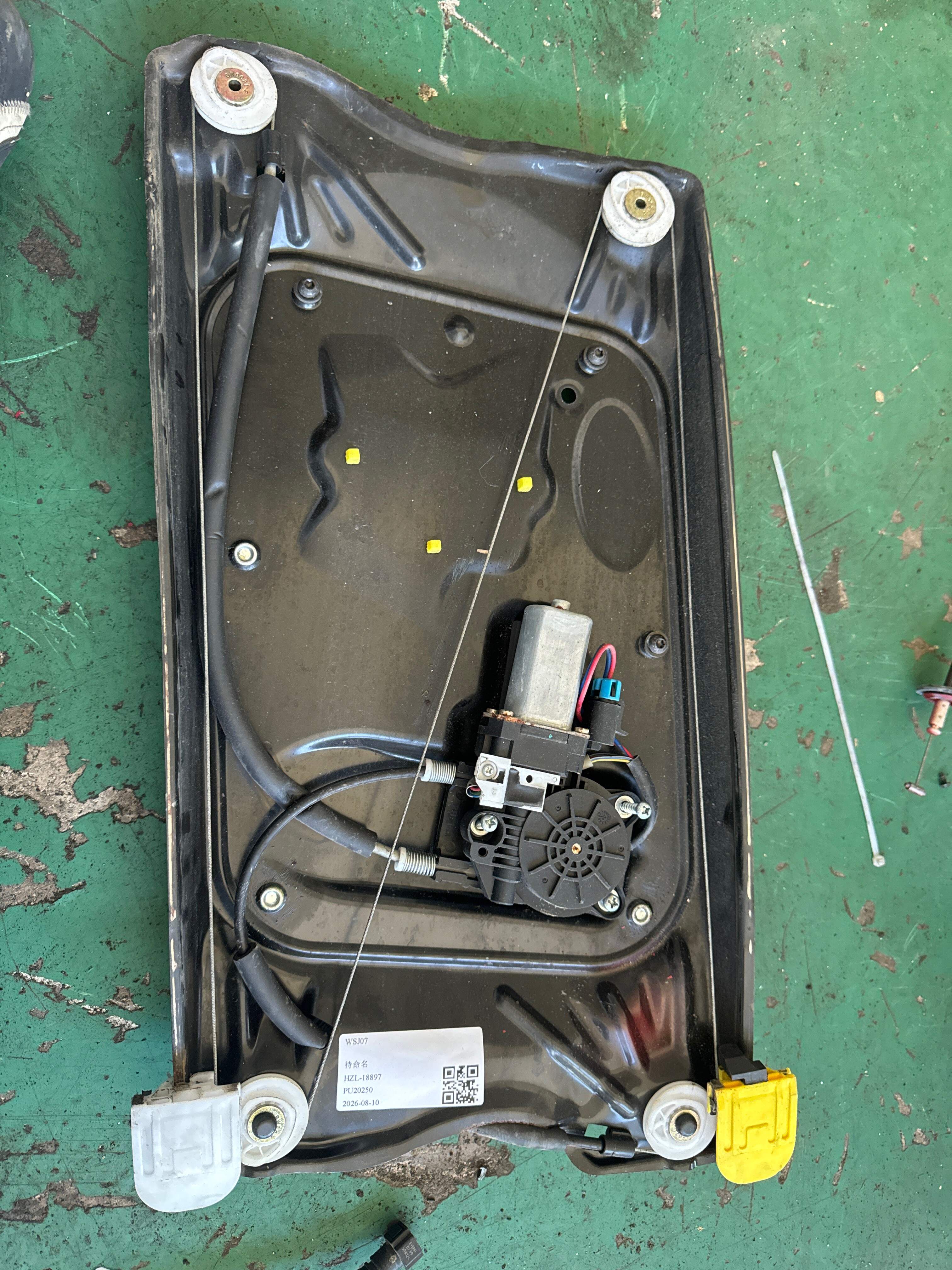 LR019658 Front Door Window Regulator Assembly, Right