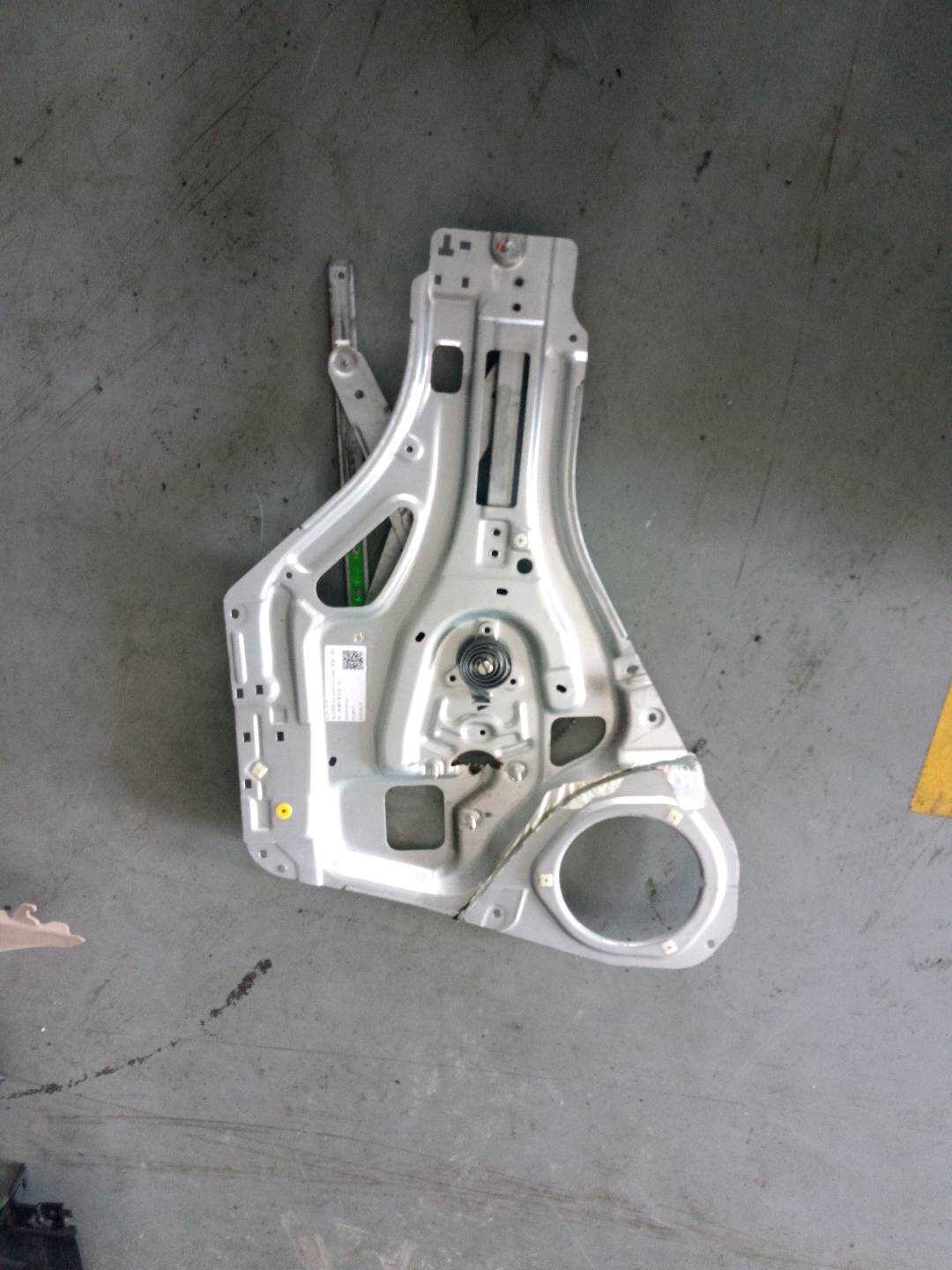 824041F010 前门玻璃升降支架（右）