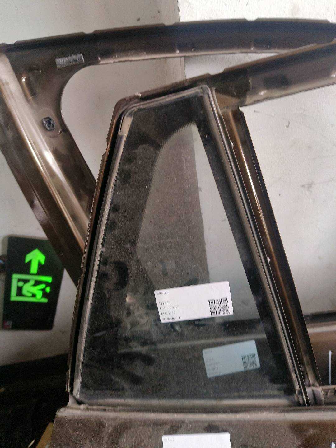 51352990396 后门三角窗玻璃(右)