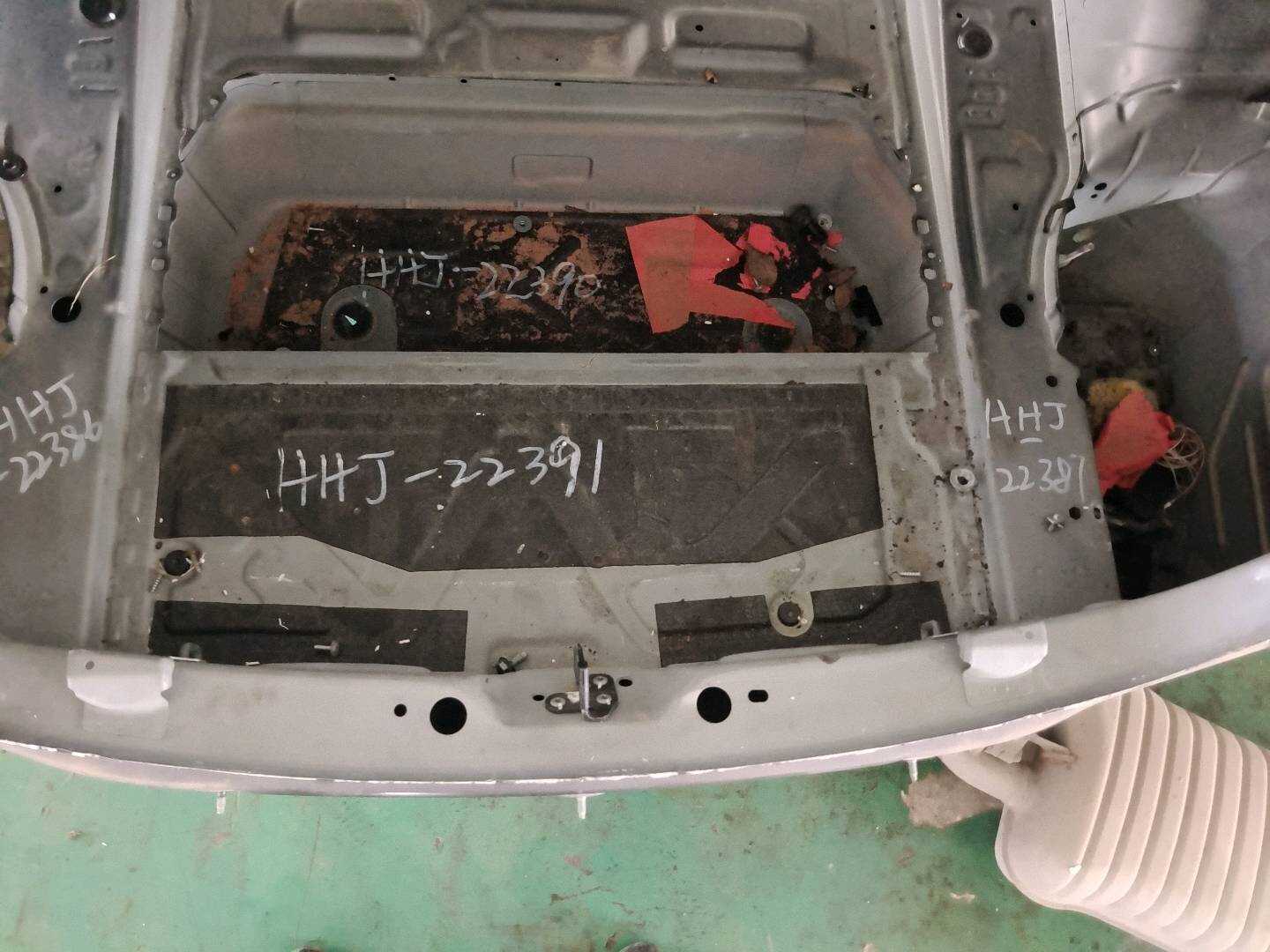 41007297914 尾盖地板(后)