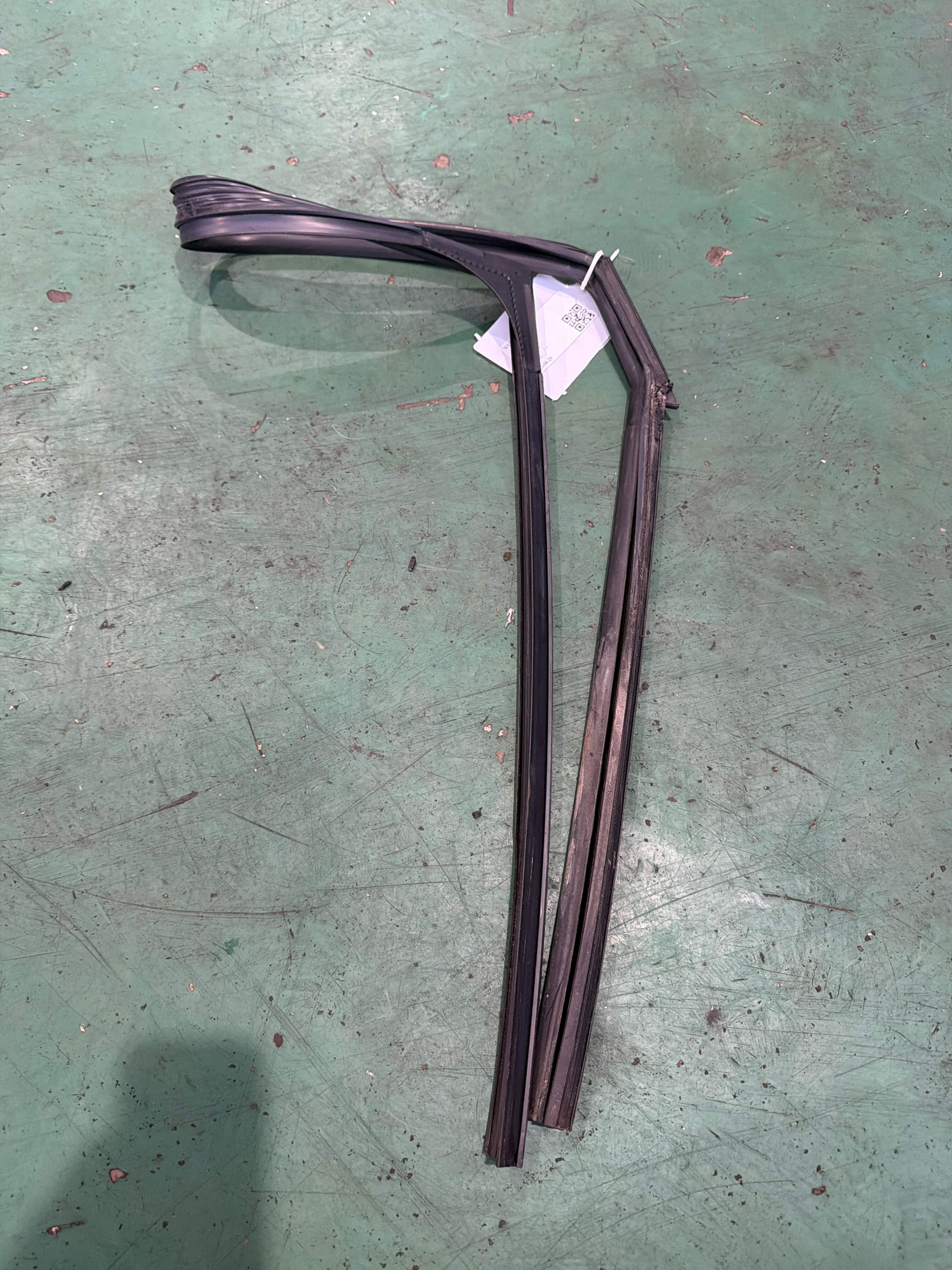 823311CA0A 后门玻璃绒槽(左)