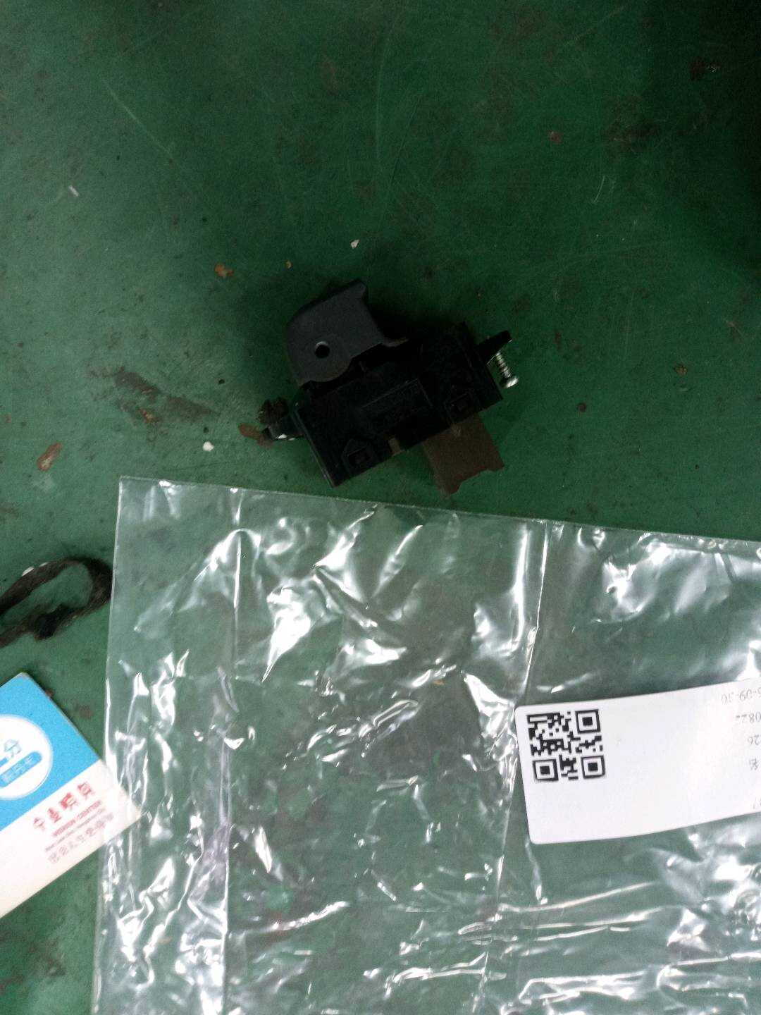 935804X000 Front Door Window Switch, Right