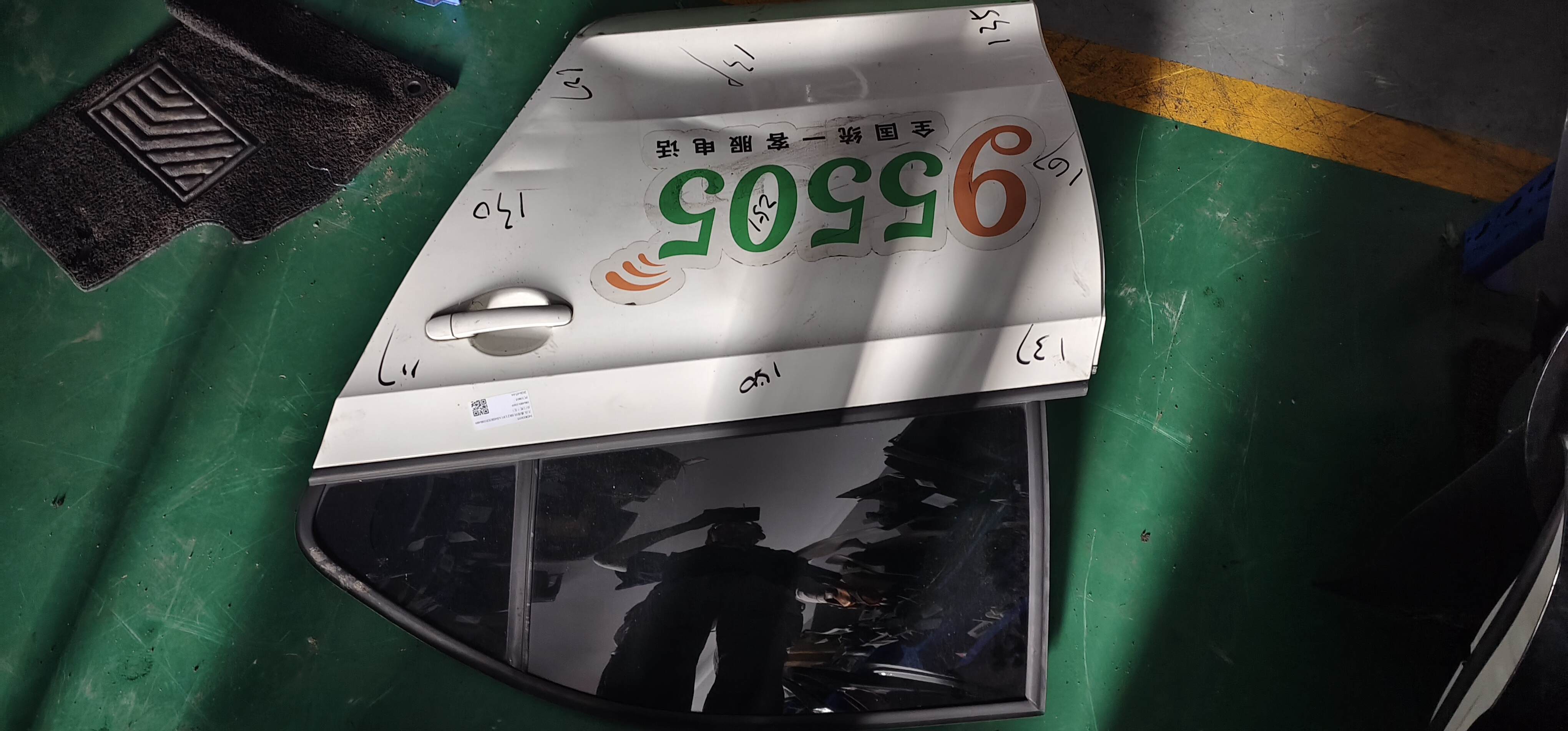 34D833055 后门壳（左）