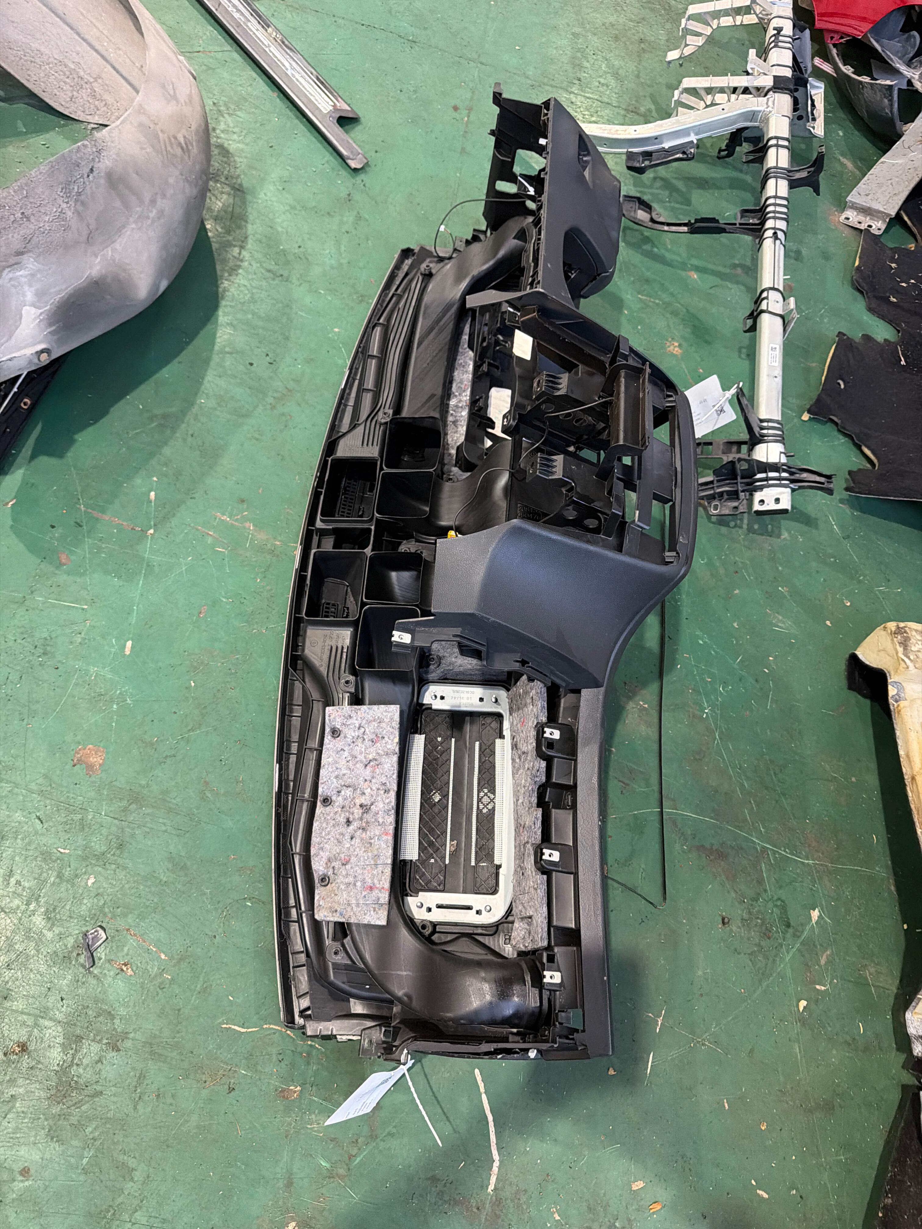 A11768008019H68 仪表台壳