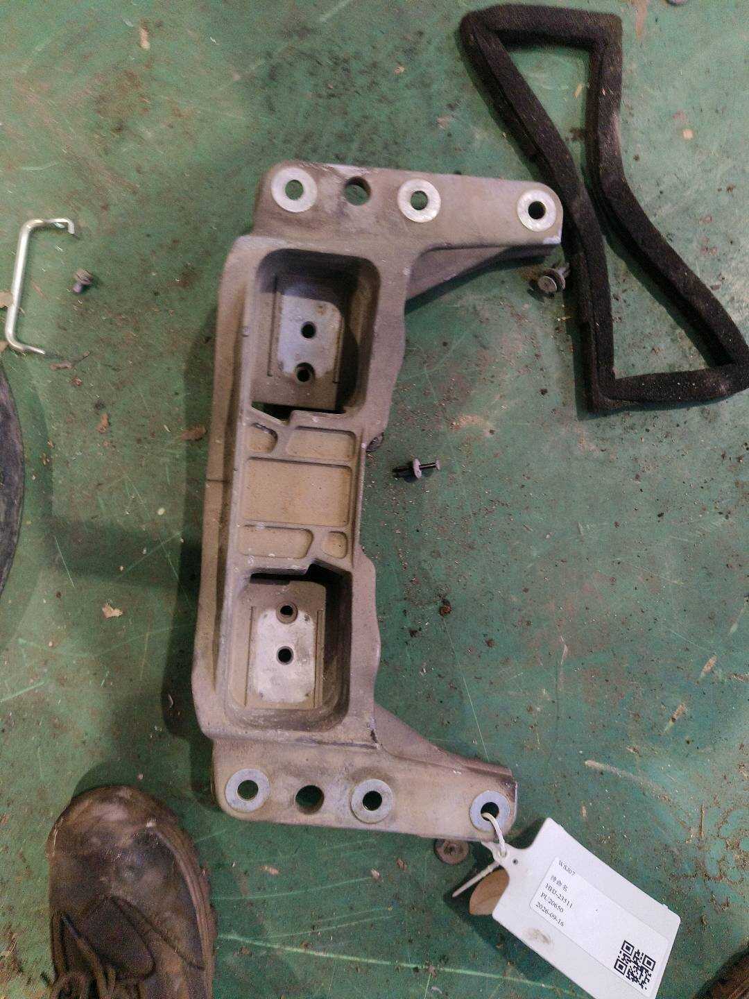 22316776522 变速器托梁