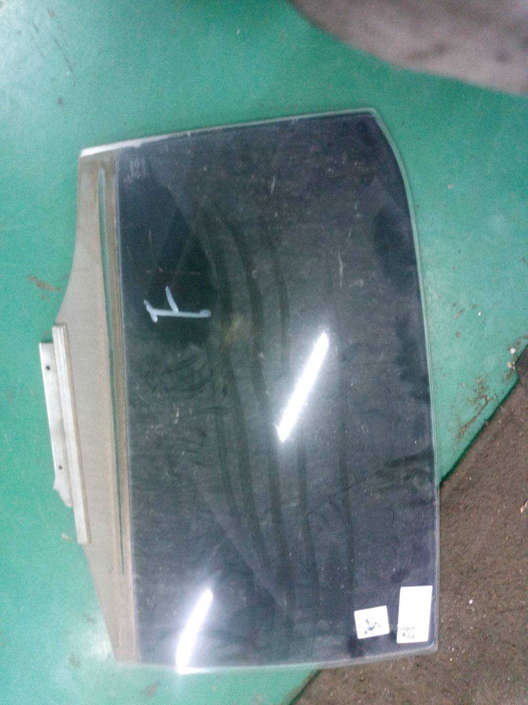 6810302540 后门玻璃（右）