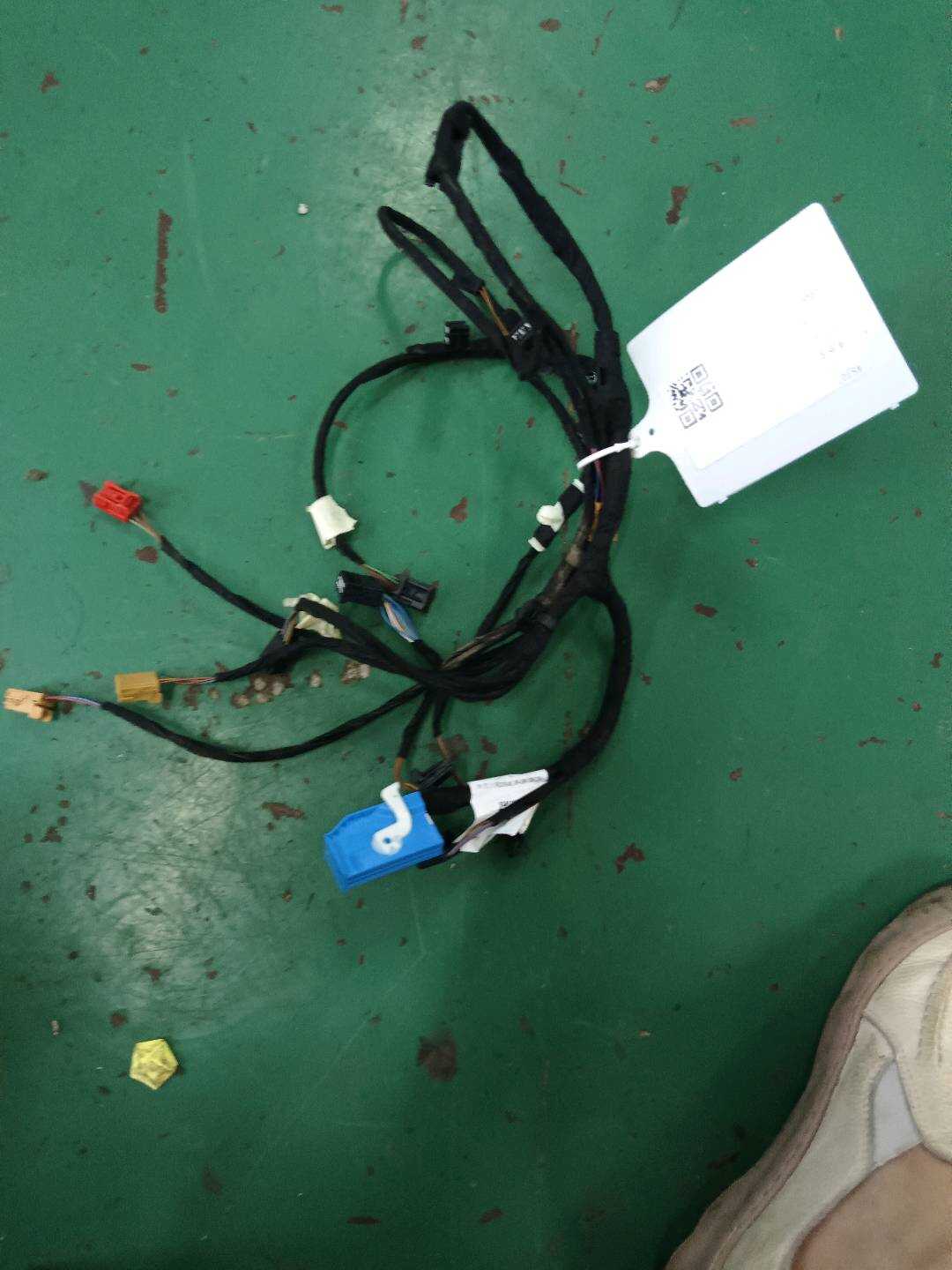 L8W0971035AL Front Door Auxiliary Wiring Harness, Left