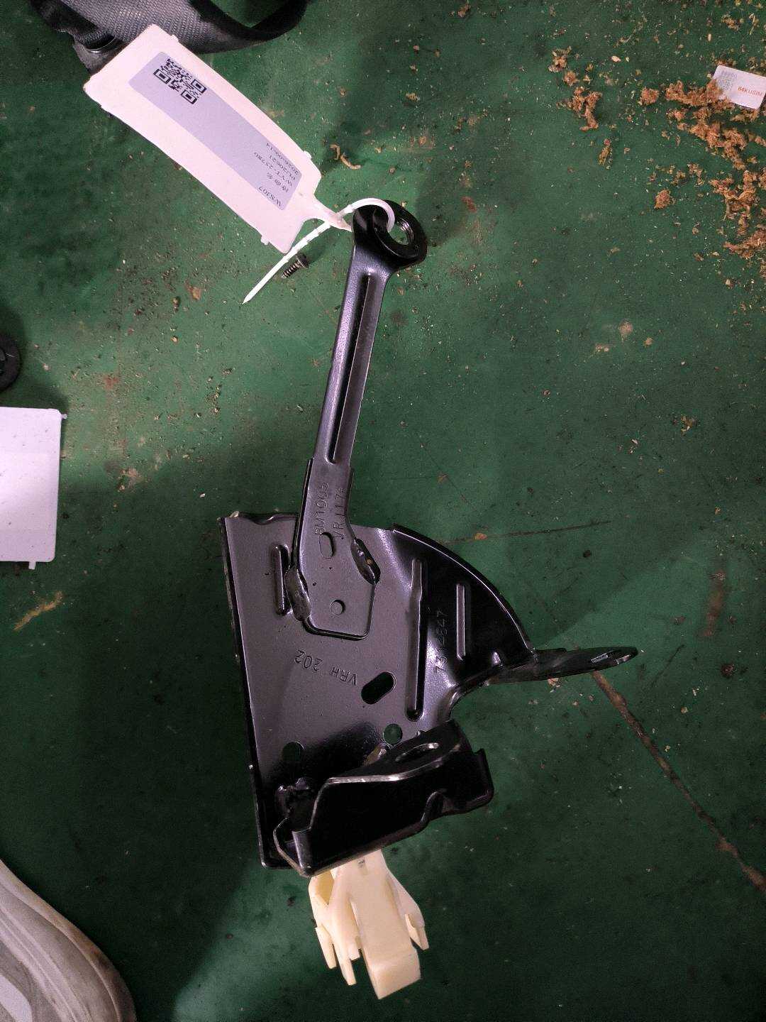51477368313 Trunk Lid Strut Bracket (Lower Left)