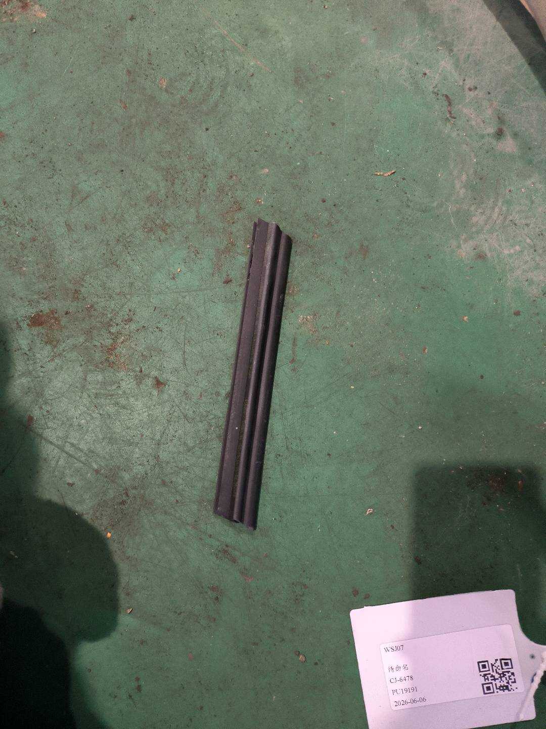51352990324 右后车门玻璃内压条