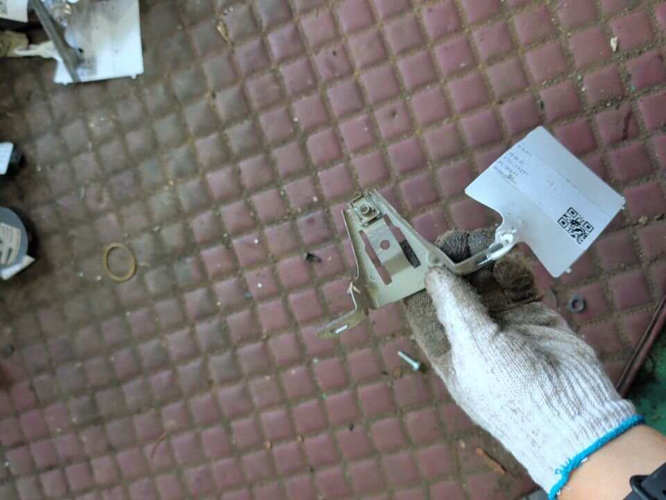 41357204497 前叶子板固定架（左前上）