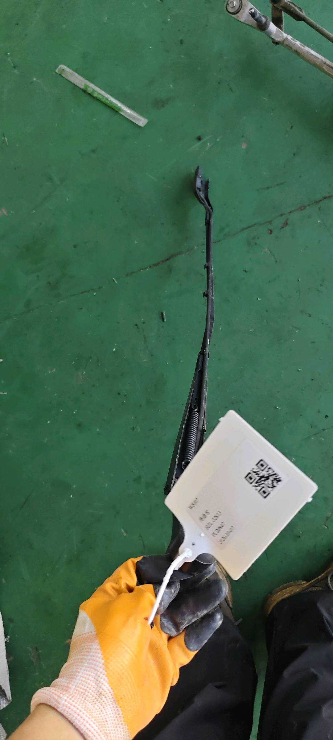 YL00178280 前风挡雨刮臂(右)