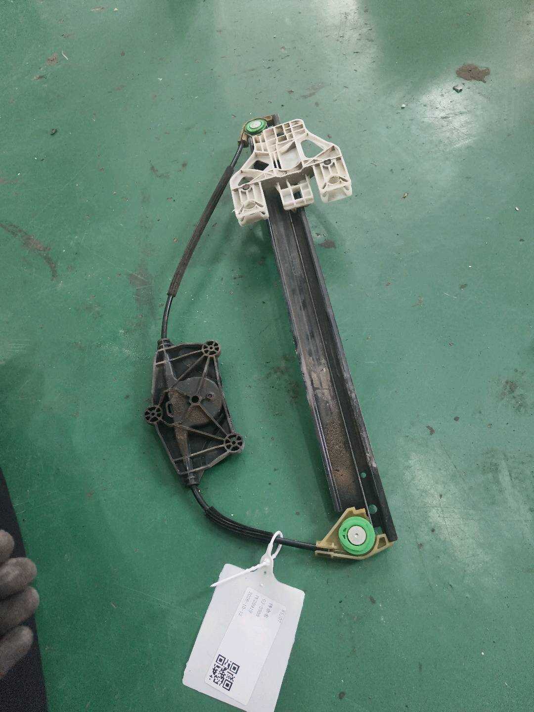 L8R0839462D 后门玻璃升降支架(右)