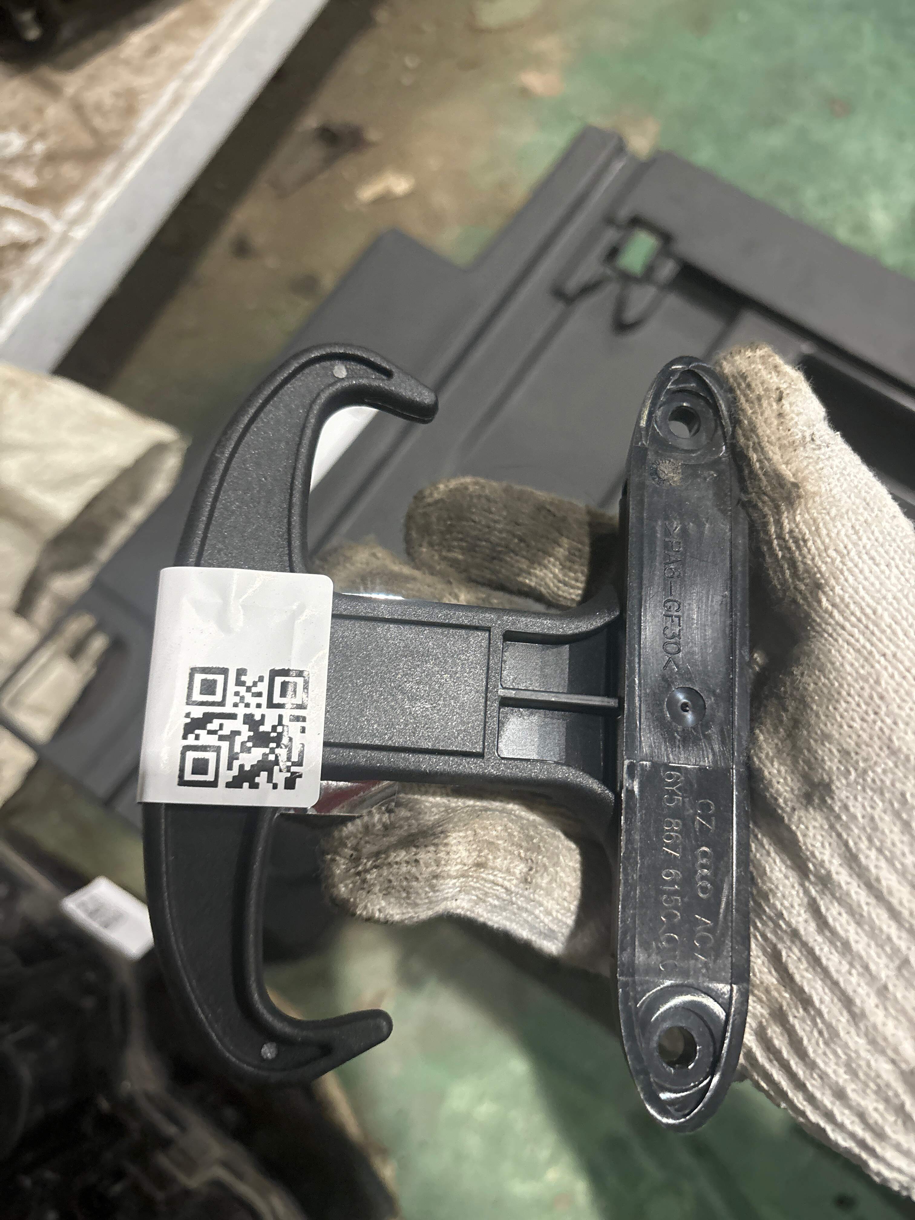 6Y5867615CQTC 行李箱中的包袋支座