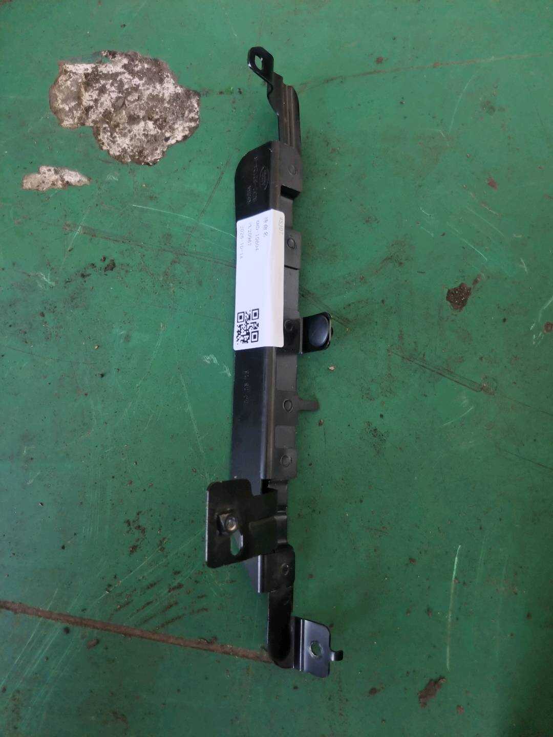 LR027645 车顶扶手支架（右前）