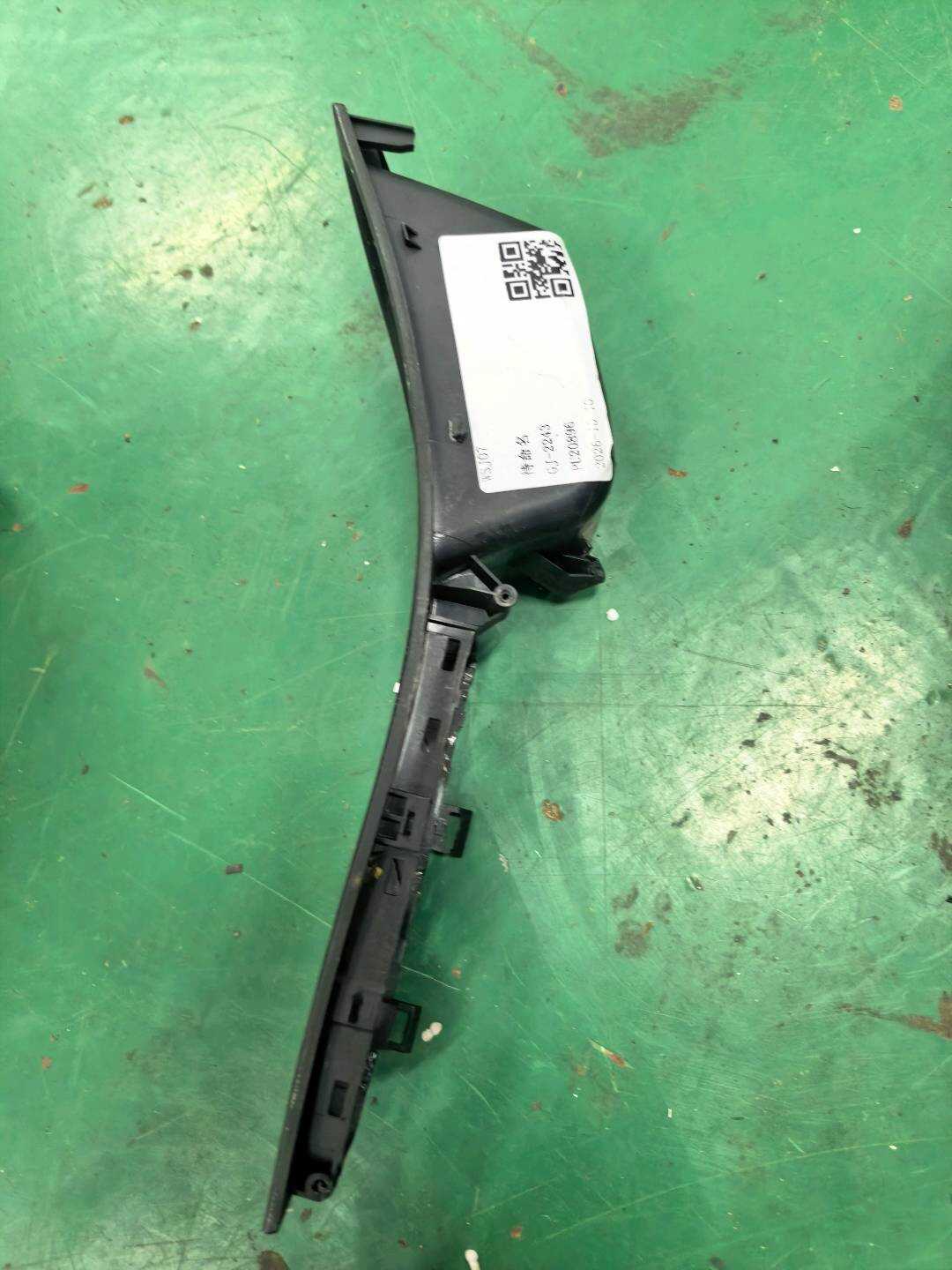 51417225873 前门玻璃升降开关装饰板(左)