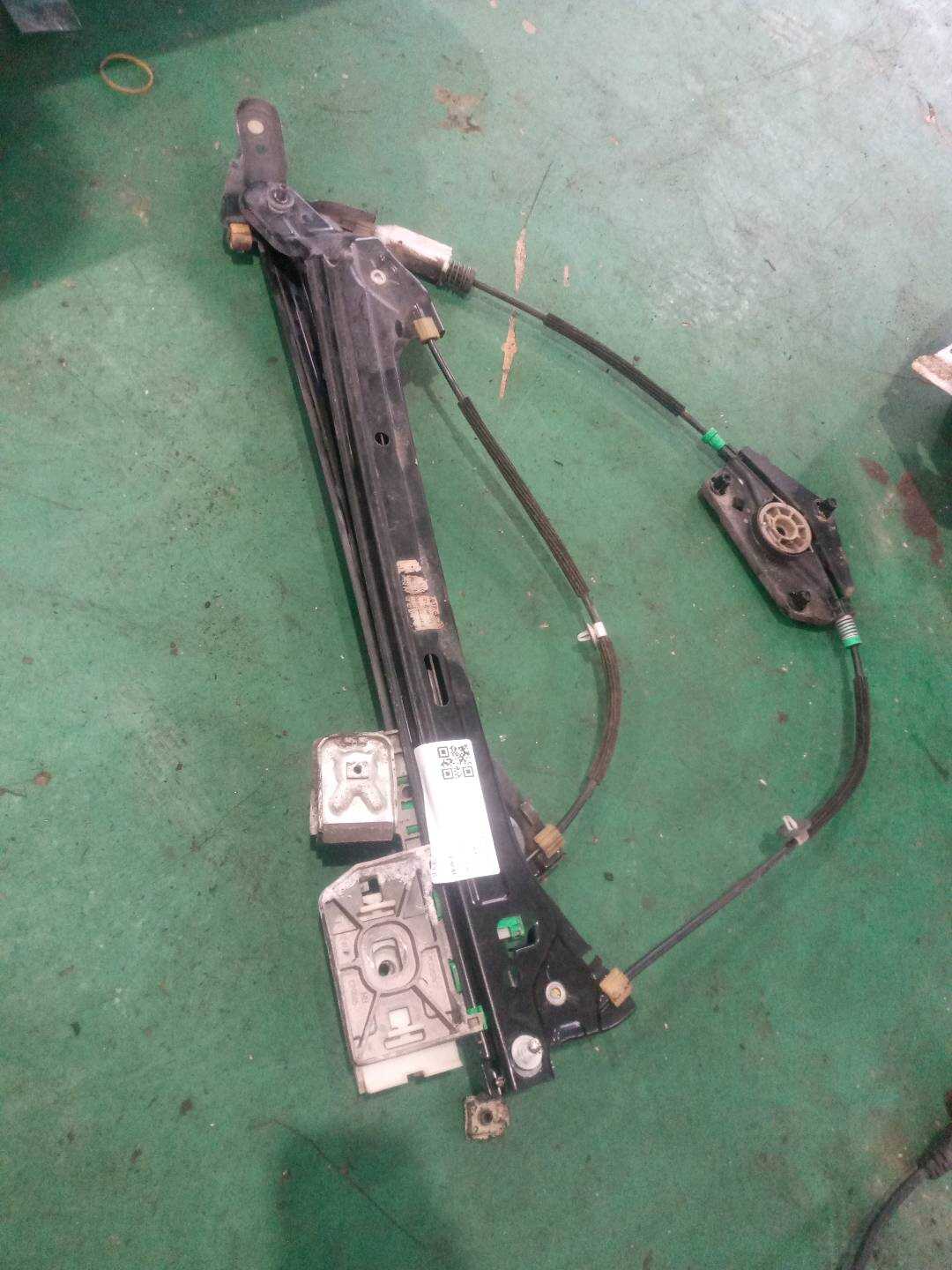 8T8837462 前门玻璃升降支架(右)