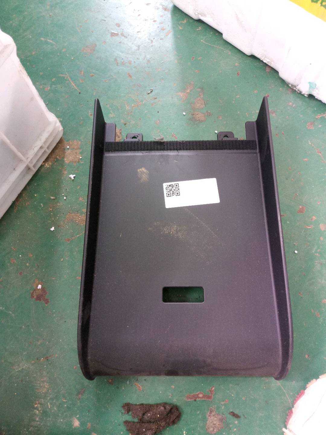 52207068104 后座位扶手装饰件