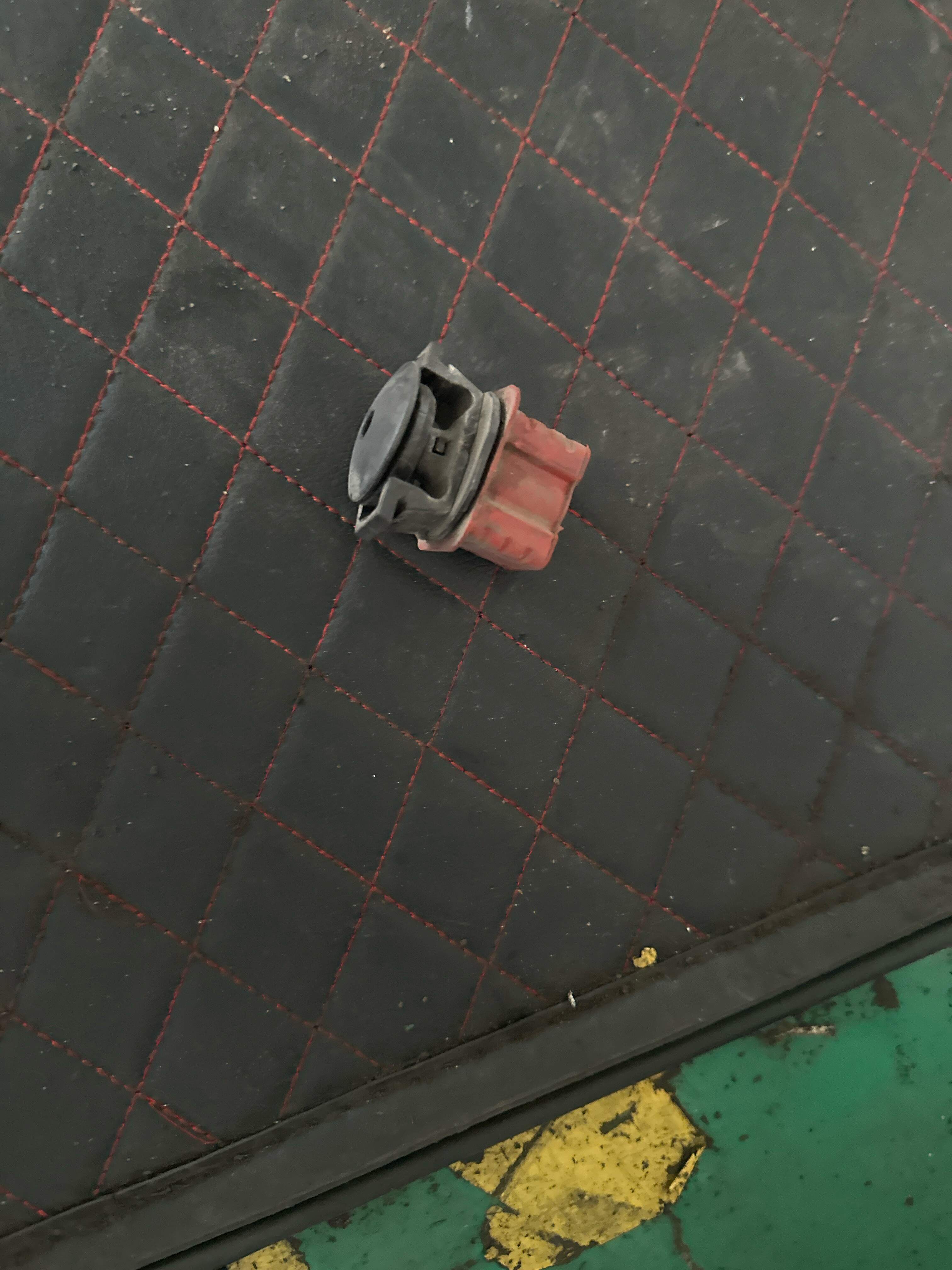 A0009912595 水箱安装支架胶销(上)