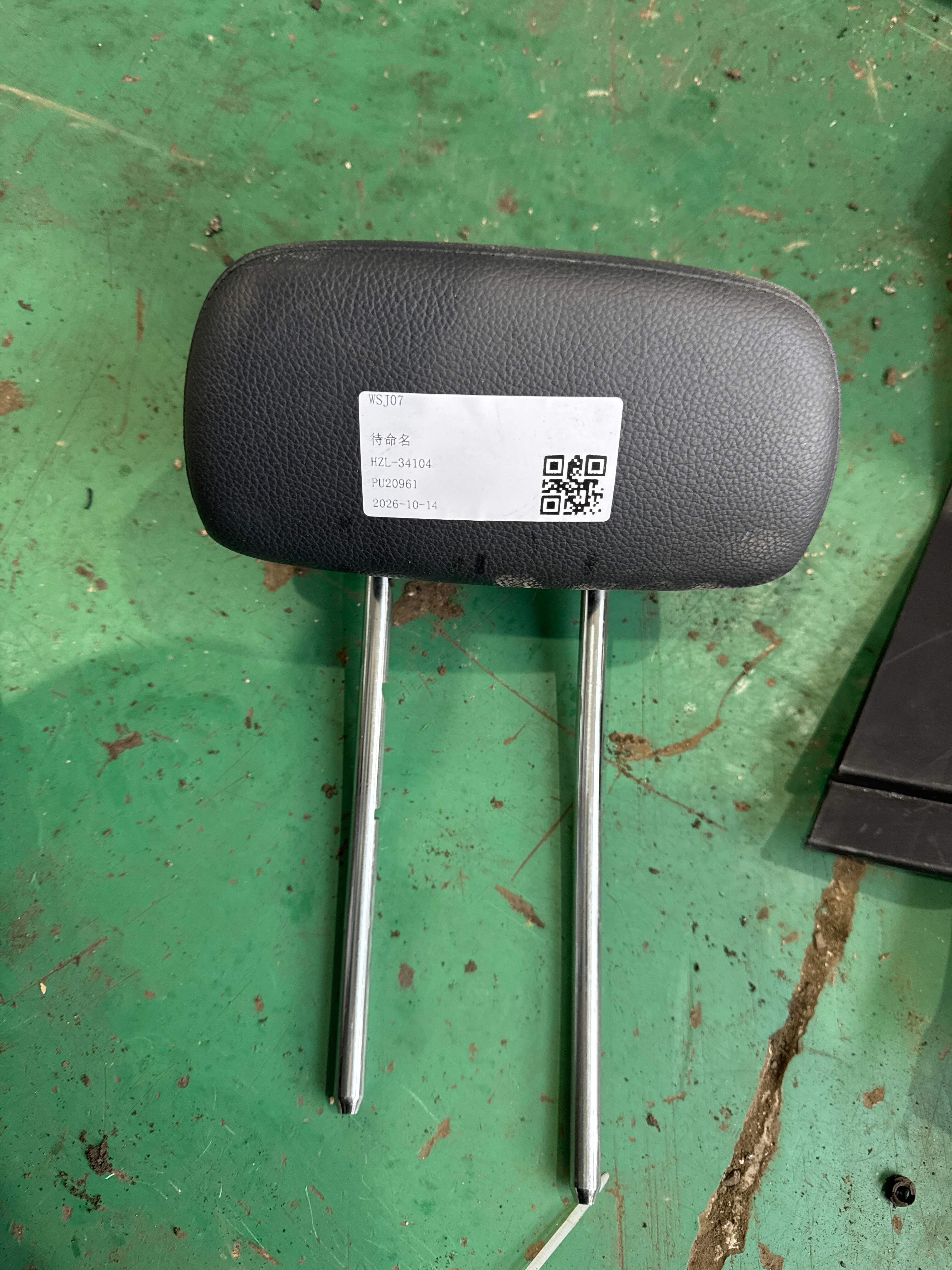 A20497076509D88 后座椅头枕（中）