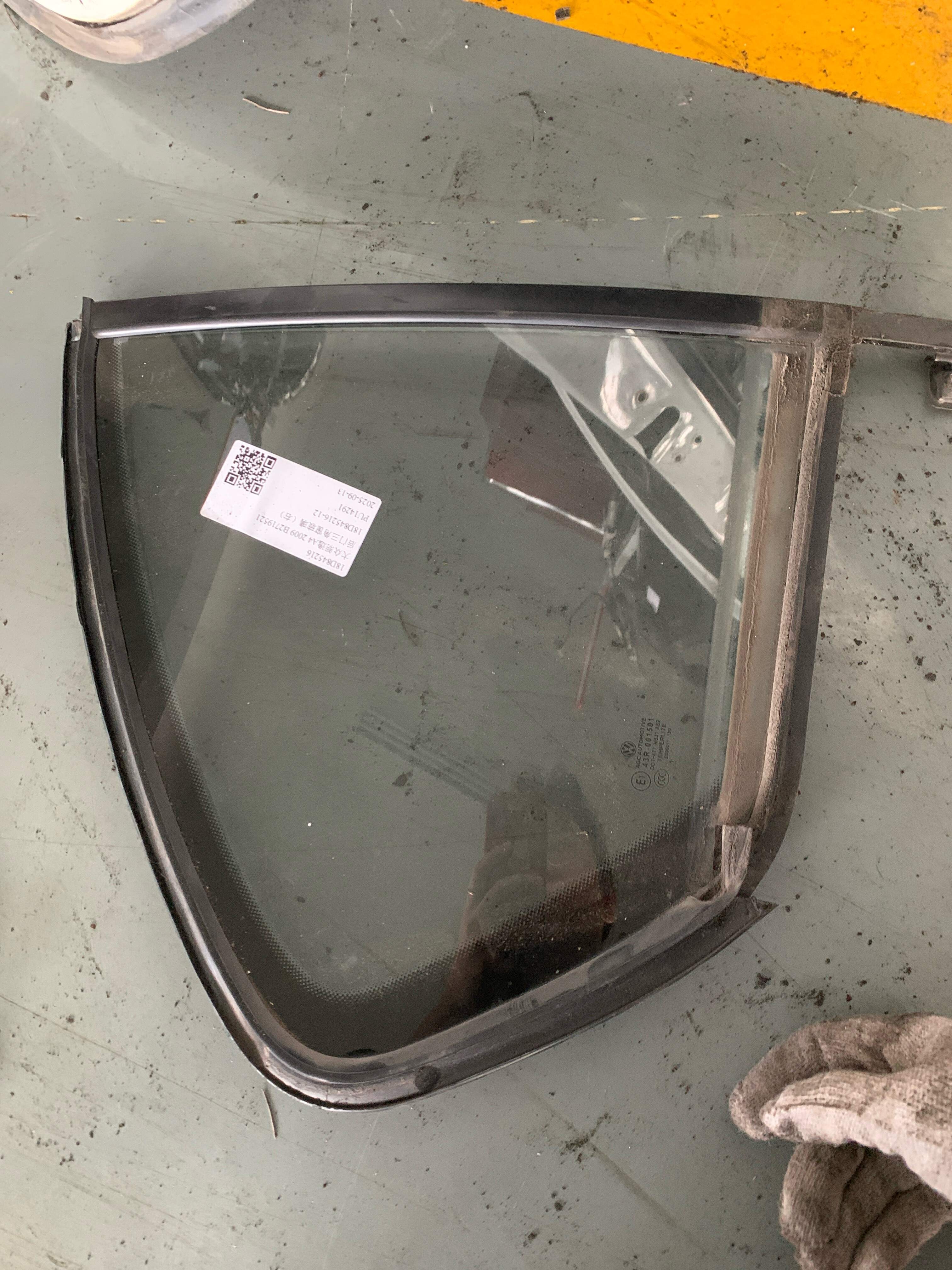 18D845216 Rear Door Quarter Glass, Right
