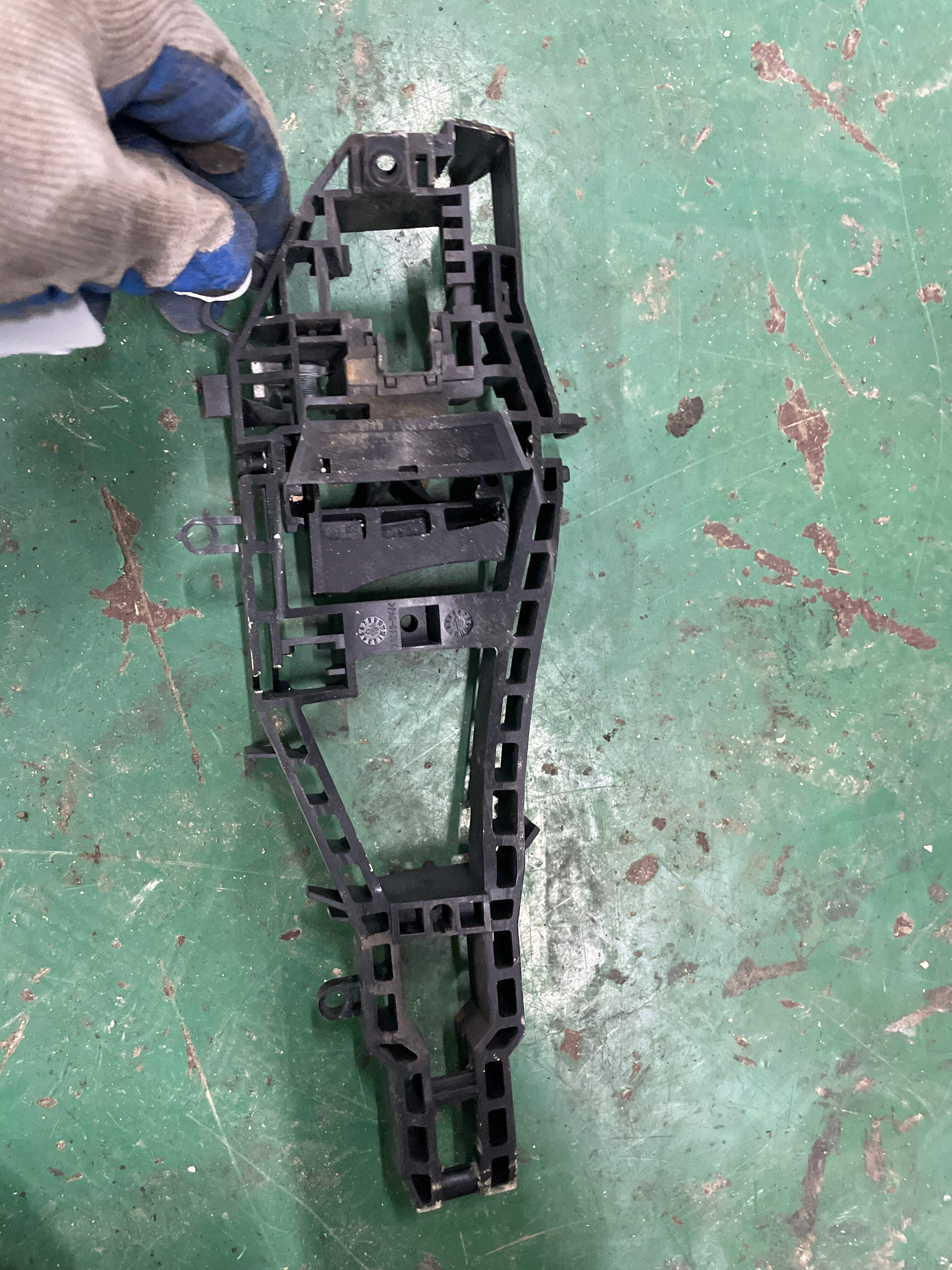 51217380545 后门外拉手固定框(左)