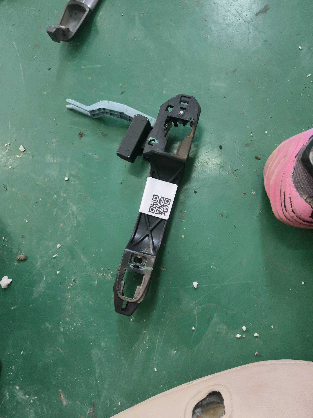 692040R020 后门外拉手固定框（左）