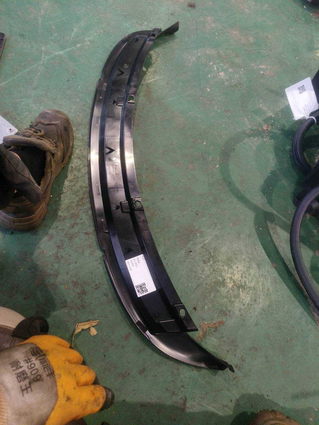 C2Z11304 后窗台饰板通风管