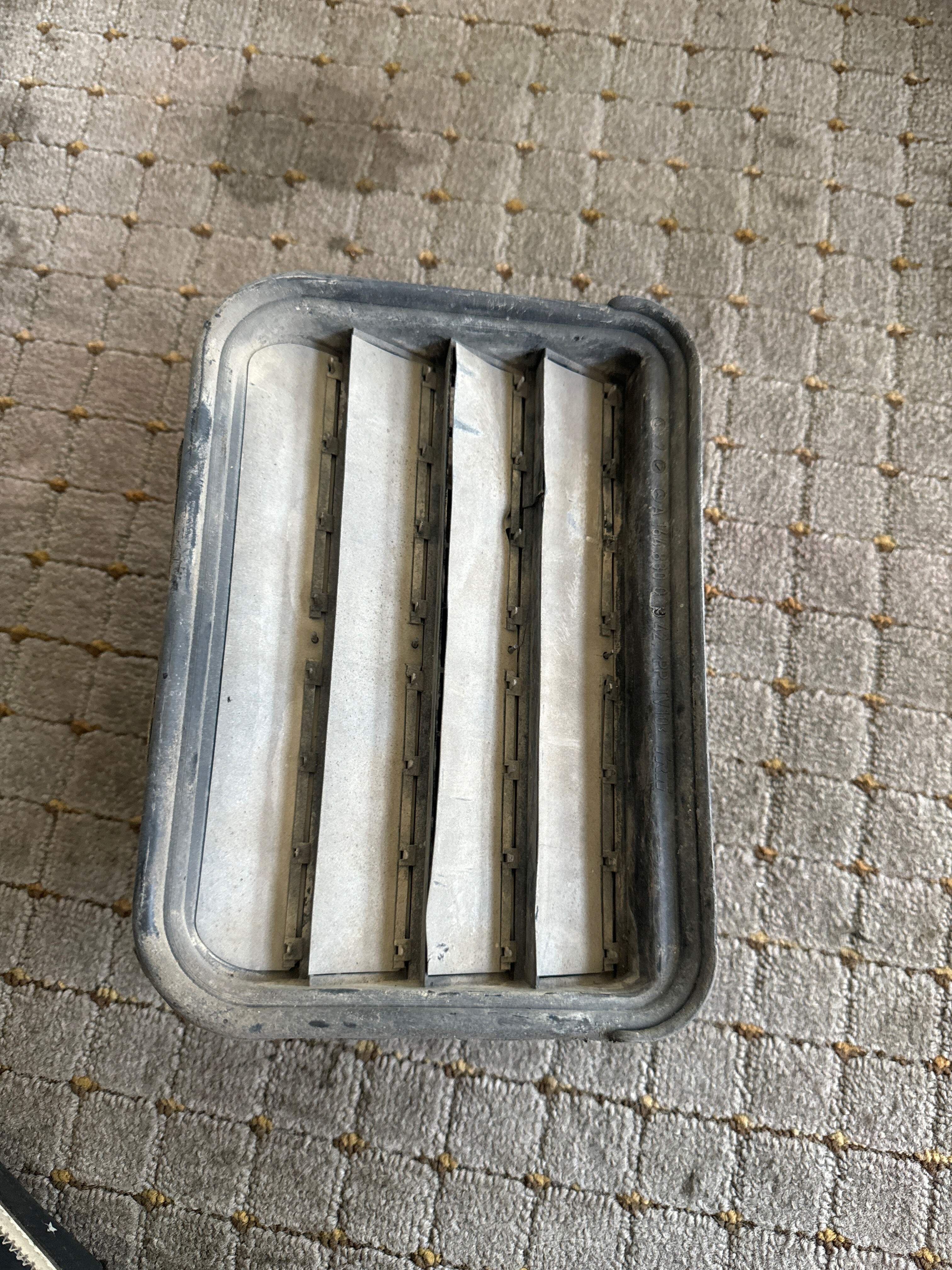 A1648300342 后保险杠出风口(左)