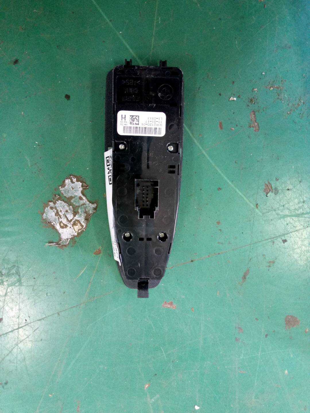 61319362120 前门玻璃升降开关（左）