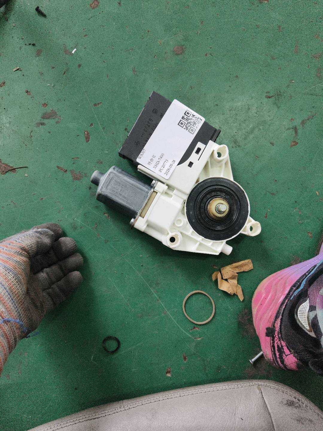 8P4959802F 后门玻璃升降电机(右)