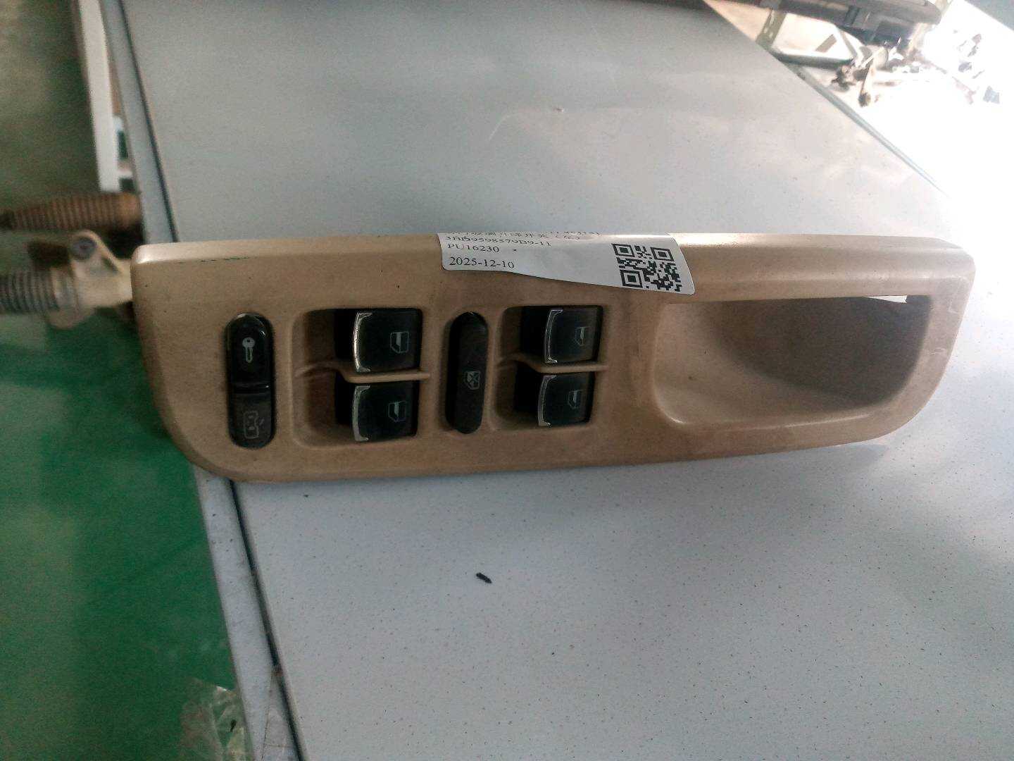 3BD9598579B9 前门玻璃升降开关(左)