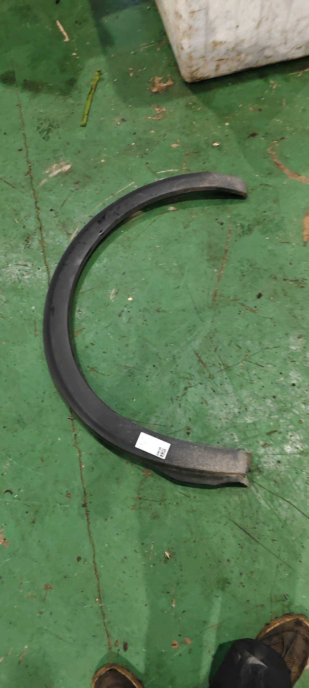 YL005041XT 后轮轮眉(左)